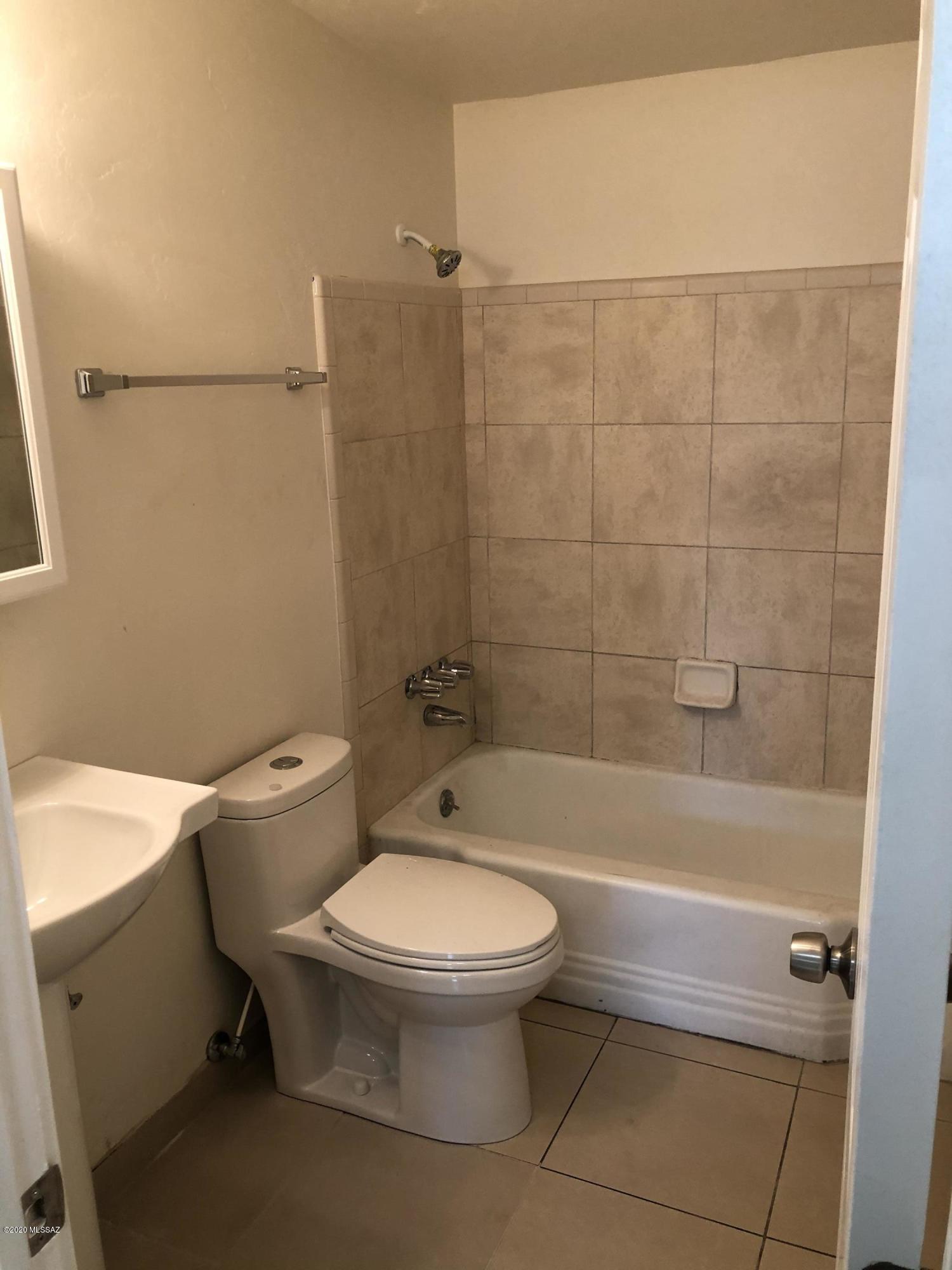 Manana Grande ''''B'''' (1-185) - Residential Lease