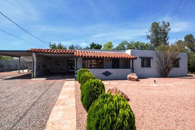 Remarkable private compound right in the heart of town.
Enjoy all the space you need for all the toys you can imagine.
This great home with beautiful wood plank and beam ceilings comes with all the charm you expect in this great central area and with a bonus 18,000+ square foot lot.
Water harvesting is installed in the back yard.
Great large covered patio to enjoy all the space.
See it today!