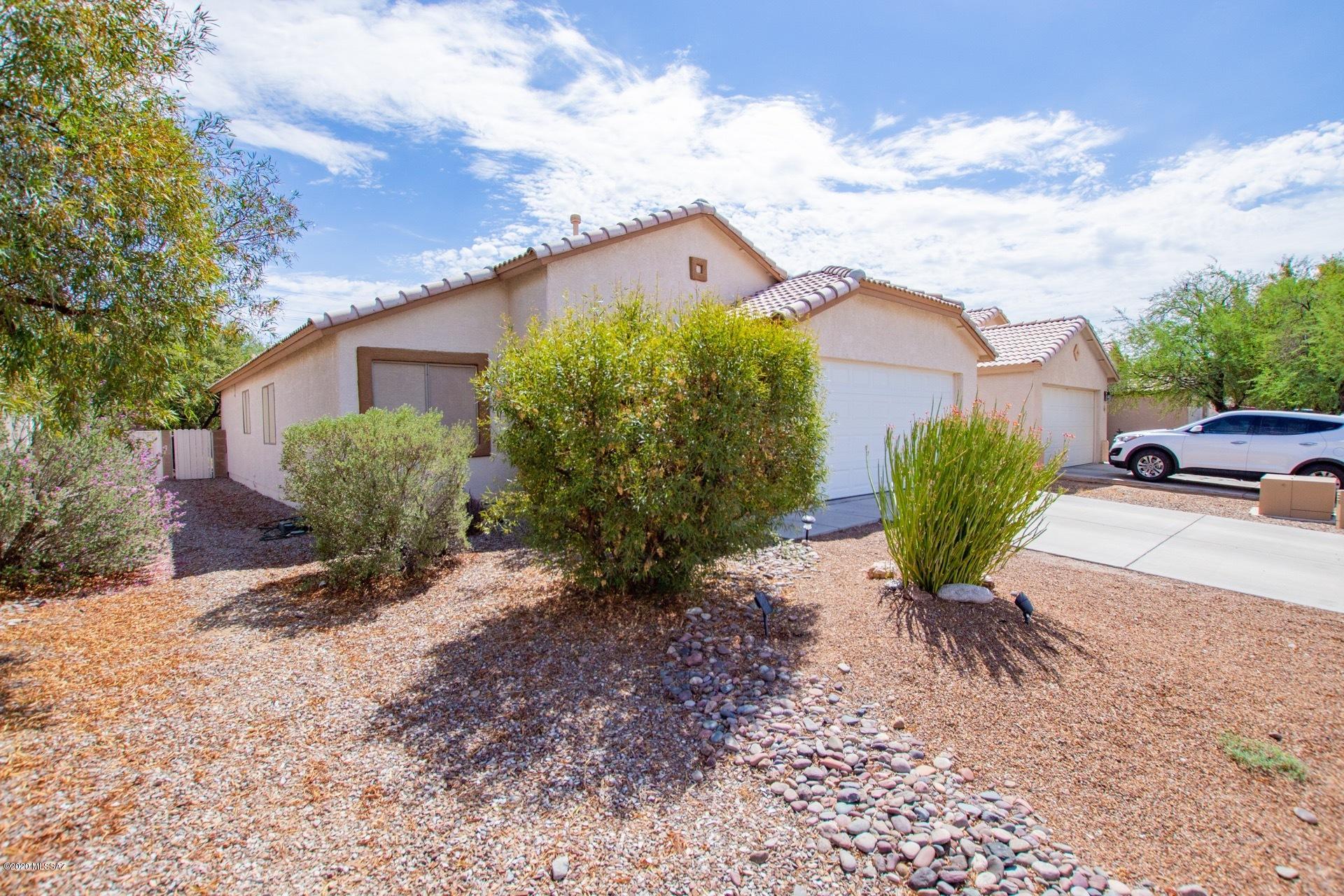 Great home located near tons of dining, shopping, and Pima Community College. Prefect floor plan with a formal living room and dining room space. Tons of cabinets in the kitchen with a kitchen island! Vaulted ceilings throughout the main living areas. Master bedroom features a walk in closet and walk in shower. North facing backyard perfect for the cool afternoons.