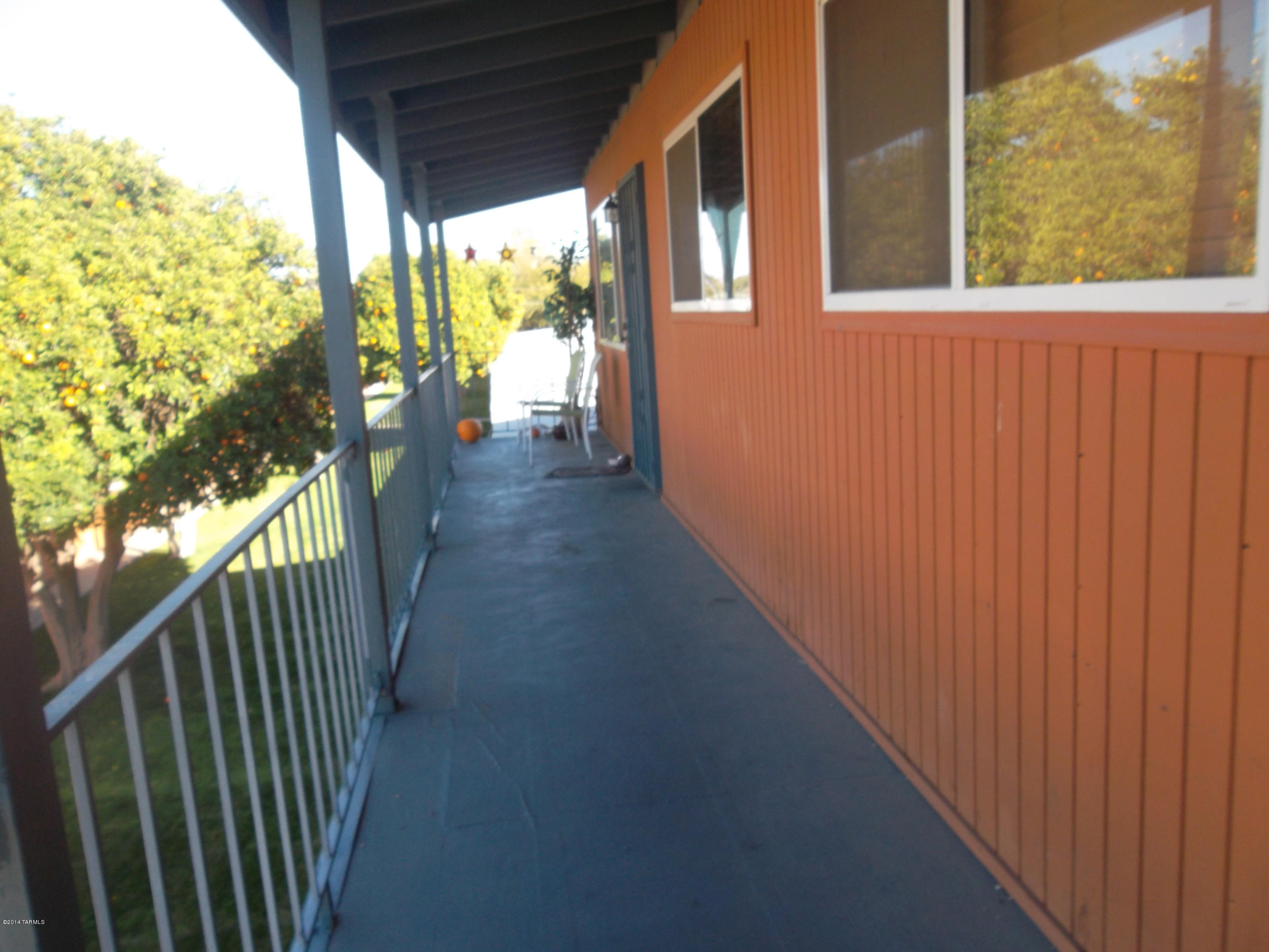 This centrally located apartment features stainless steel kitchen appliances and the owner has provided the washer and dryer. There is a community pool to cool down in and soak in the sun.