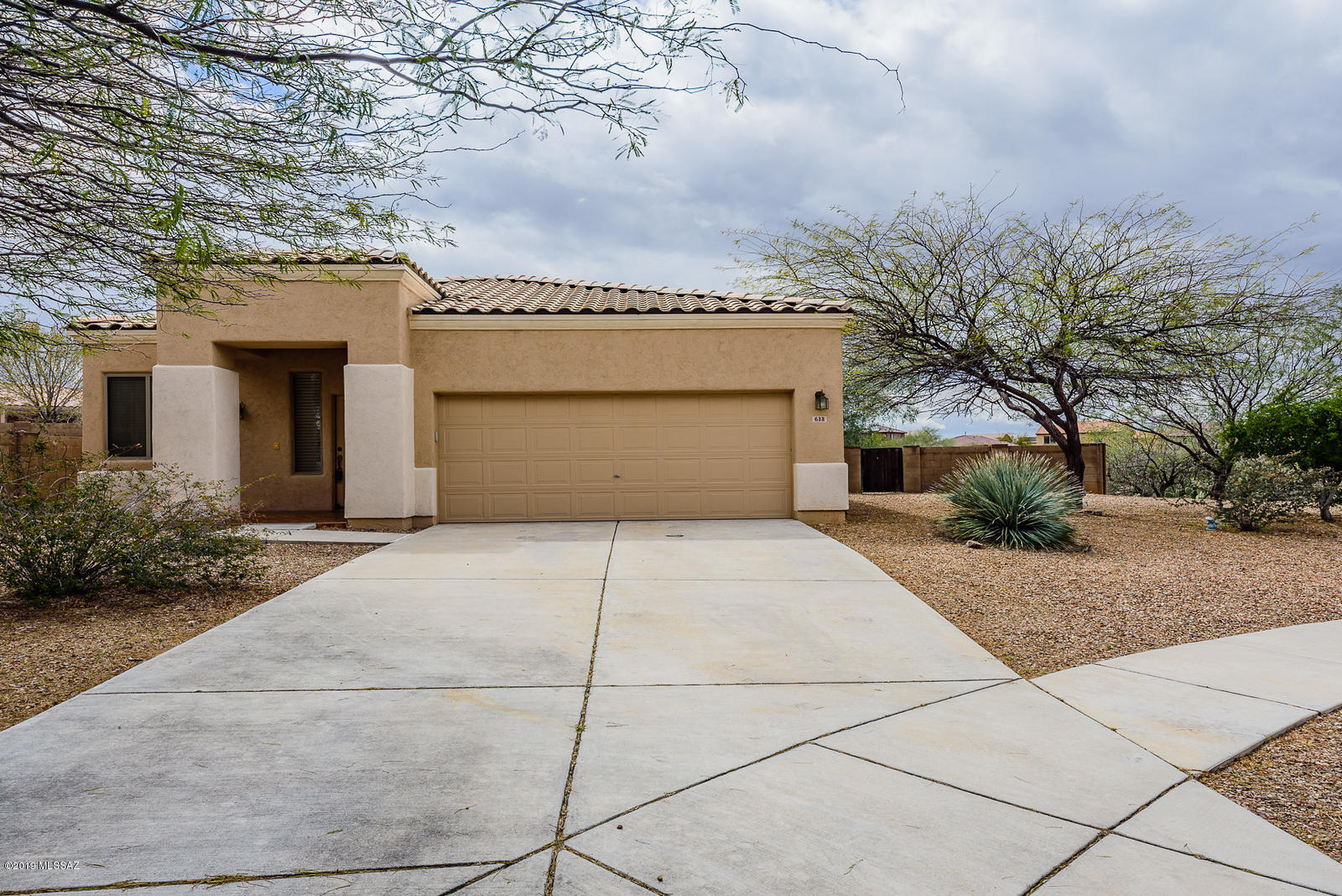 Beautiful home located in Vail's top rated school district an on upgraded lot in a cul de sac with POOL! Very open floorplan and well taken care of, don't miss this opportunity!