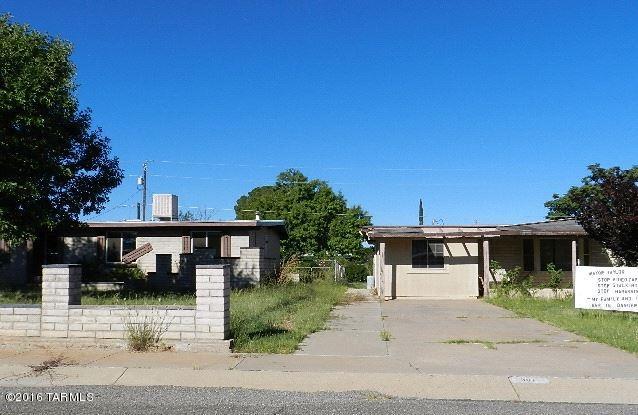 Charming 3bd/2ba home located in Huachuca City! Large living area including family room, eat in kitchen with lots of cabinet and counter space, roomy bedrooms. Detached building in backyard can be used as storage or workshop!