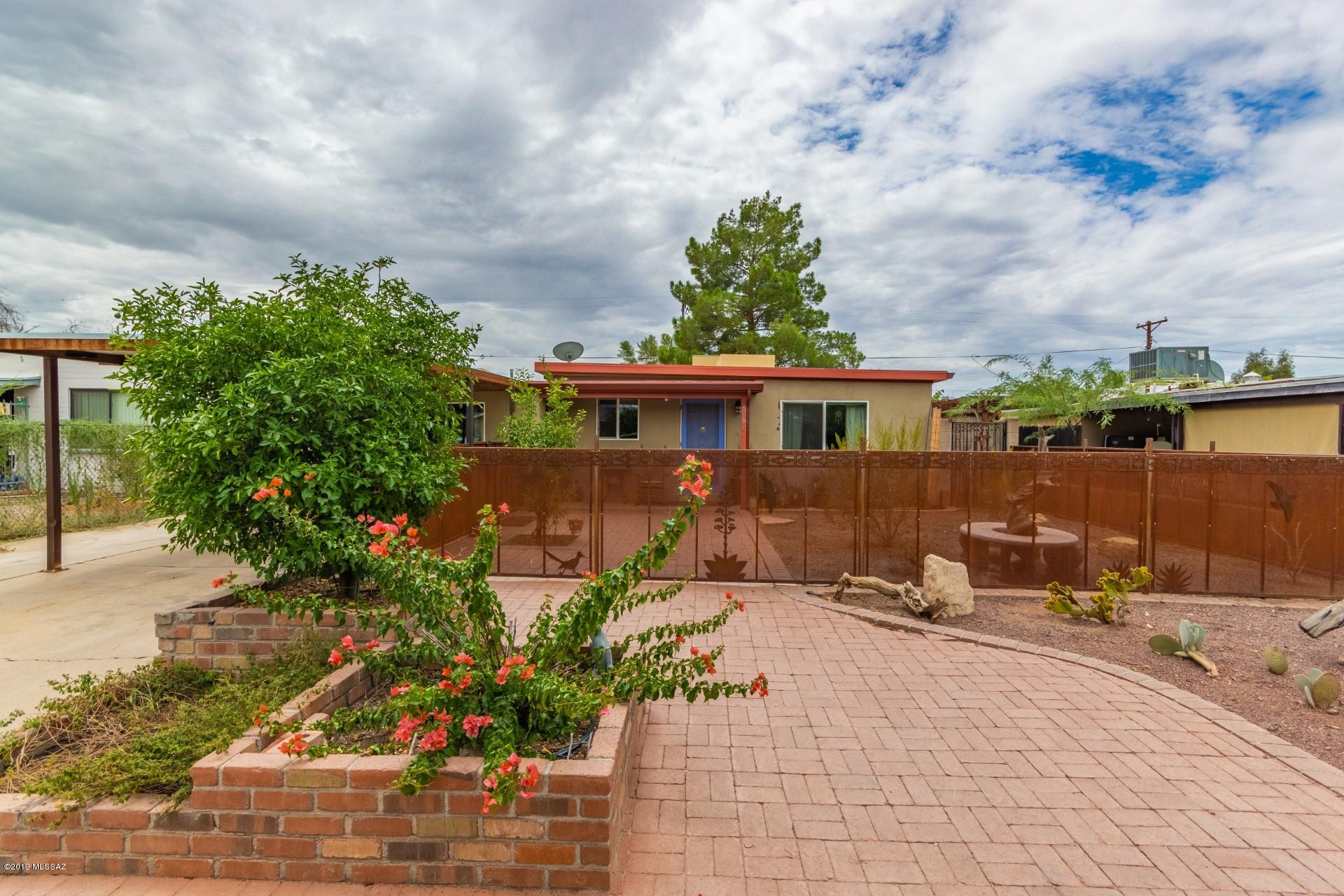 Country Club Manor - Residential