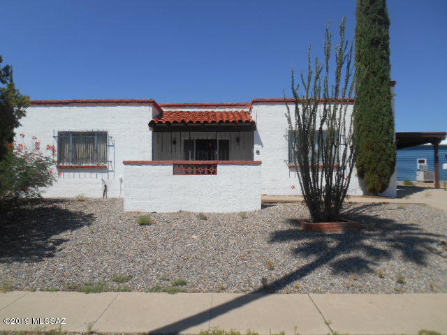 Single story home 2 bedroom, 1 1/2 bathrooms an Arizona room with a laundry room located off of it. It has an open kitchen, fireplace and tile thru out the house.