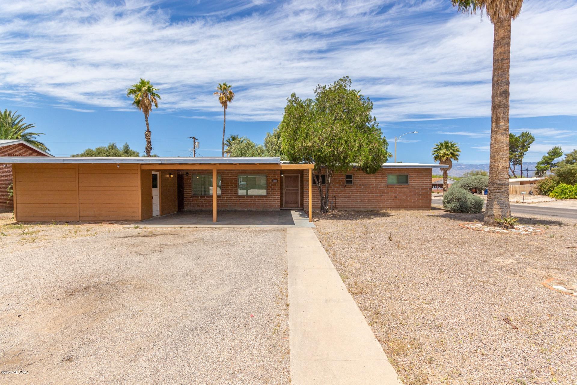 Beautiful ranch style home with great upgrades available on a large corner lot in east Tucson. 3 bed/2 bath with an ideal open floor-plan and stylish finishes from wall to wall. Spacious living area features a vaulted exposed beam ceiling and built-in shelving. Low maintenance tile in all common areas and a warm two tone color scheme throughout. Kitchen is sure to impress with ss appliances, granite counter-tops and a breakfast bar. Bedrooms are generously sized with ceiling fans and carpet flooring. You will love the large backyard, complete with a sprawling partially covered patio, a storage shed and gorgeous mountain views. Conveniently located just blocks from shopping and restaurants. This gem is a must see. Don´t miss it.