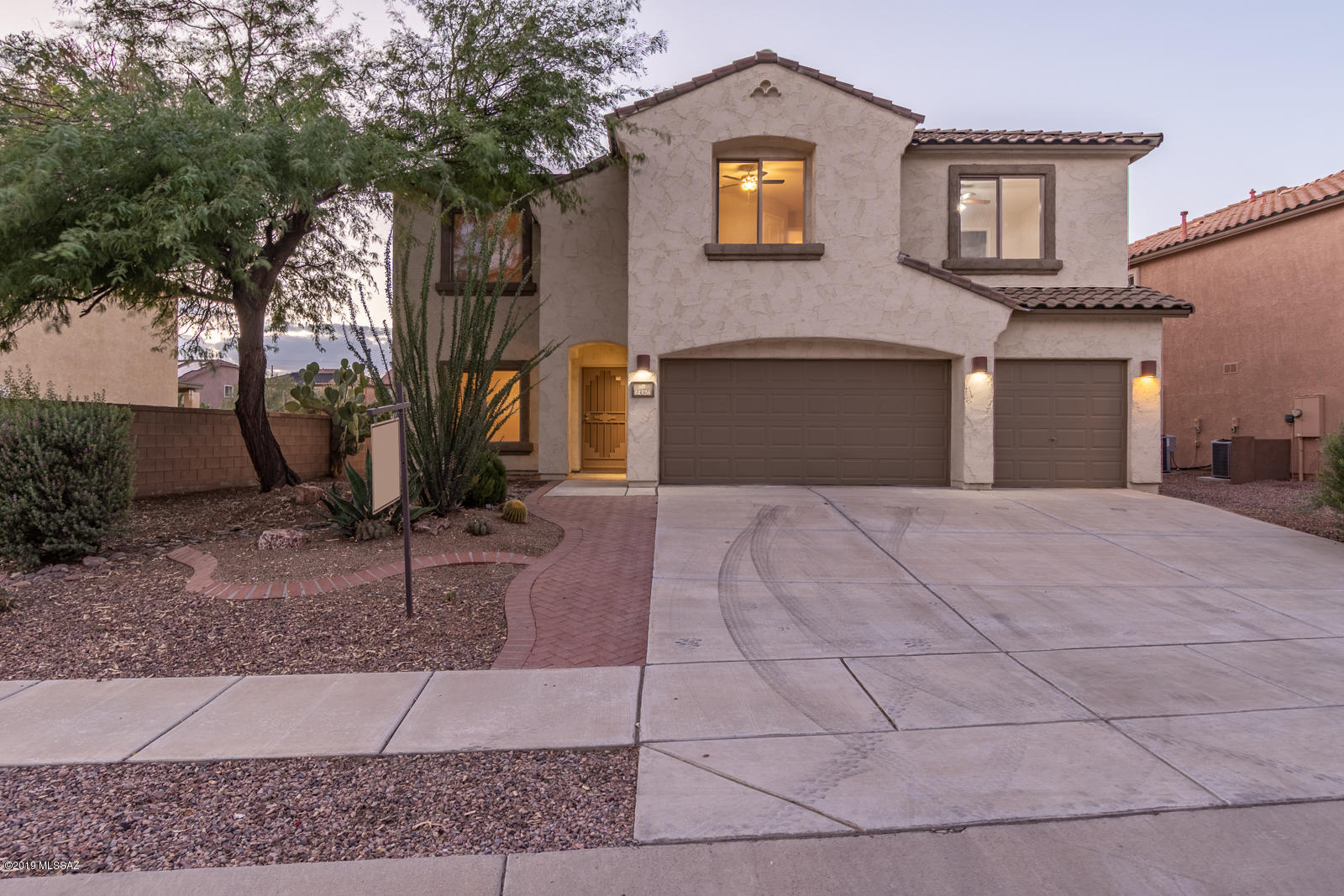 WOW 6 bedroom 4 bath Rancho Sahuarita home with a 3 car garage. Quiet neighborhood with Open and bright floor plan. Features tile
throughout, ceiling fans and spacious loft. Kitchen has stainless steel appliances, center island, granite countertops and plenty of cabinet/counter space.
Huge master suite with garden tub, separate shower, and walk-in closet. Backyard is perfect for entertaining. Agent/Owner
