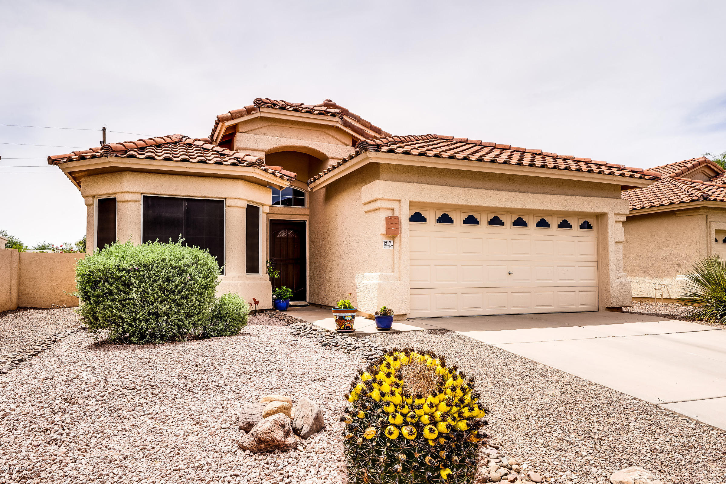Range priced $250,000-$260,000! Enjoy the sunrise and beautiful mountain views from your front kitchen dining nook in this well maintained Pulte Cancun model 3 bedroom, 2 bath home. Kitchen has many cabinets and a pantry. Ceramic tile floors in kitchen, nook, foyer, laundry room & 2nd bath. Master bath has double vanity, separate tub & shower. 4 ceiling fans add comfort to your living. 2 x 6 ext. framing, tile roof, low care landscaping. 100' common area, walking trail in back. Well maintained Rancho Vistoso home with an abundance of privacy. No neighbors to the west and a large well manicured lot. Open floor plan with split bedroom and Jack and Jill bath.