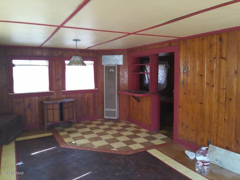 reat little fixer upper in the heart of beautiful  Warren in Bisbee. Just a couple blocks away from one of the BEST weekly farmers markets in Arizona and also the famous Warren Ballpark. Everything you need just a block down on FAMOUS Arizona Street. This 2 bedroom /  1 bathroom needs TLC, but it has New electric and new plumbing per the seller. Plus the roof has been re coated and repaired in 2018. The one car garage can be a workshop/ garage or additional storage with some repairs.
Seller entertaining all offers .