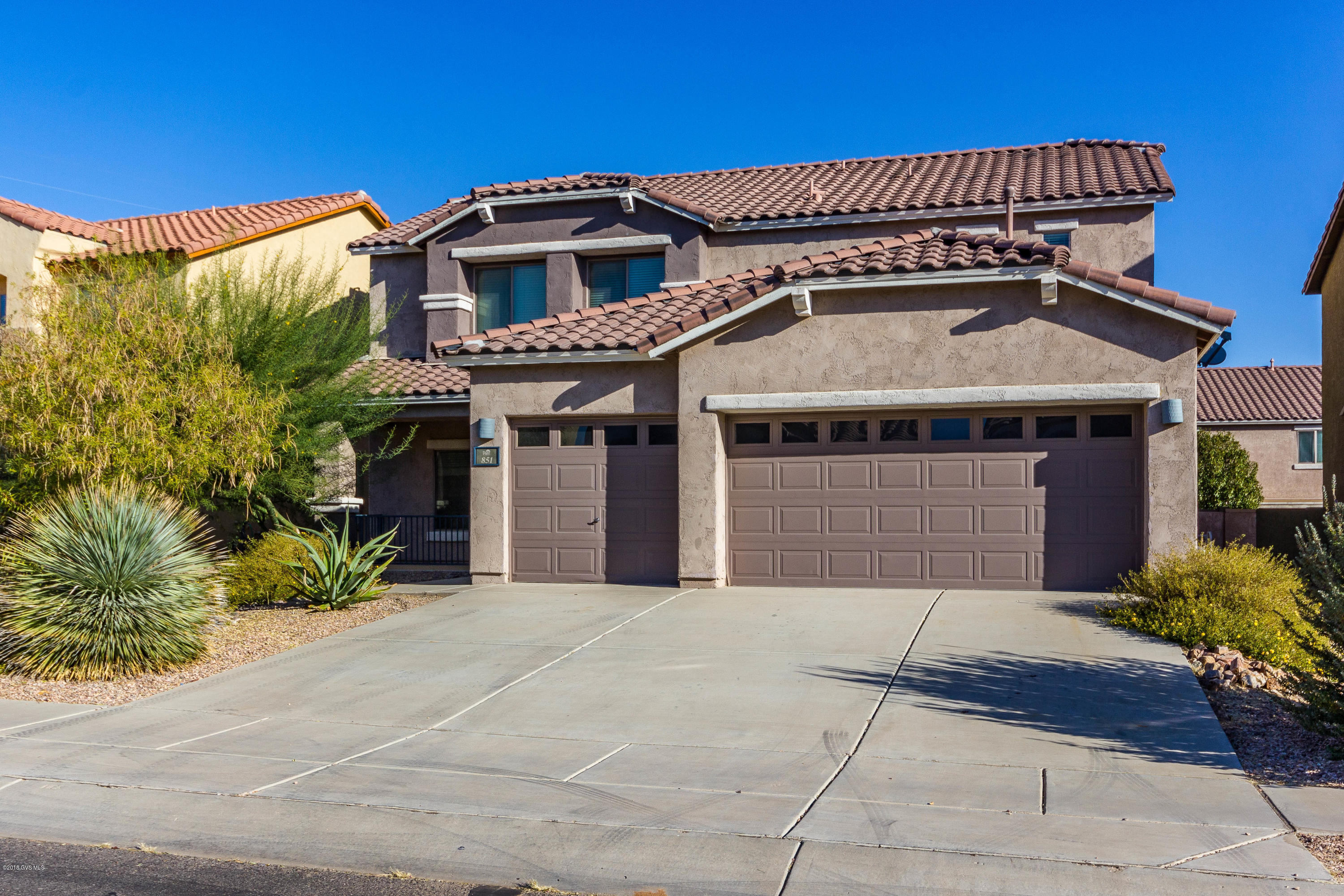 Whether you have a large family or just need lots of room for spreading out, this 6 bedroom, 4bath home with a loft may be just what you've been looking for! Practically 3200 SF with a formal dining and living room, downstairs master bedroom, a 3 car garage and extended patio in the backyard!