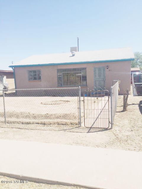 Great 2 bedroom, 1 bathroom house located near downtown. Freshly painted. Beautiful views. Conveniently located near A Mountain, U of A, downtown shopping and restuarants and Tumamoc Hill.
