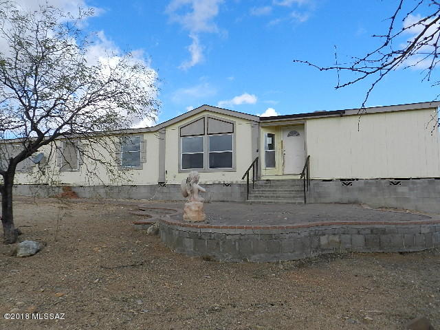 Huge home on large lot! Family Room has floor to ceiling windows to enjoy the mountain views. Large kitchen with island, matching white appliances and plenty of cabinet space. Large living room, 4 spacious bedrooms, master bath with garden tub, separate shower and dual sinks. Come see today, this can be turned to a real gem!