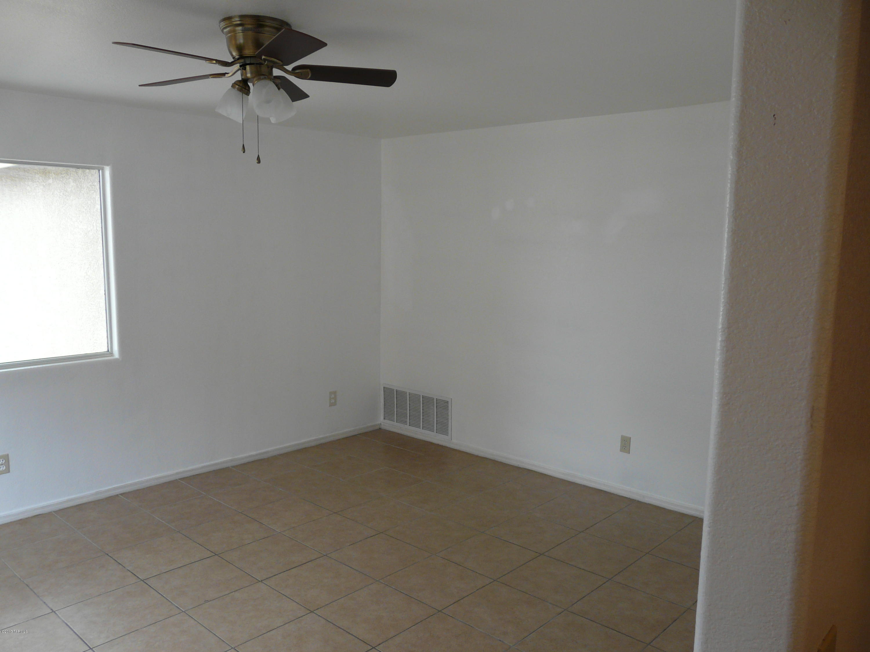 Hacienda Del Oro (1-879) - Residential Lease