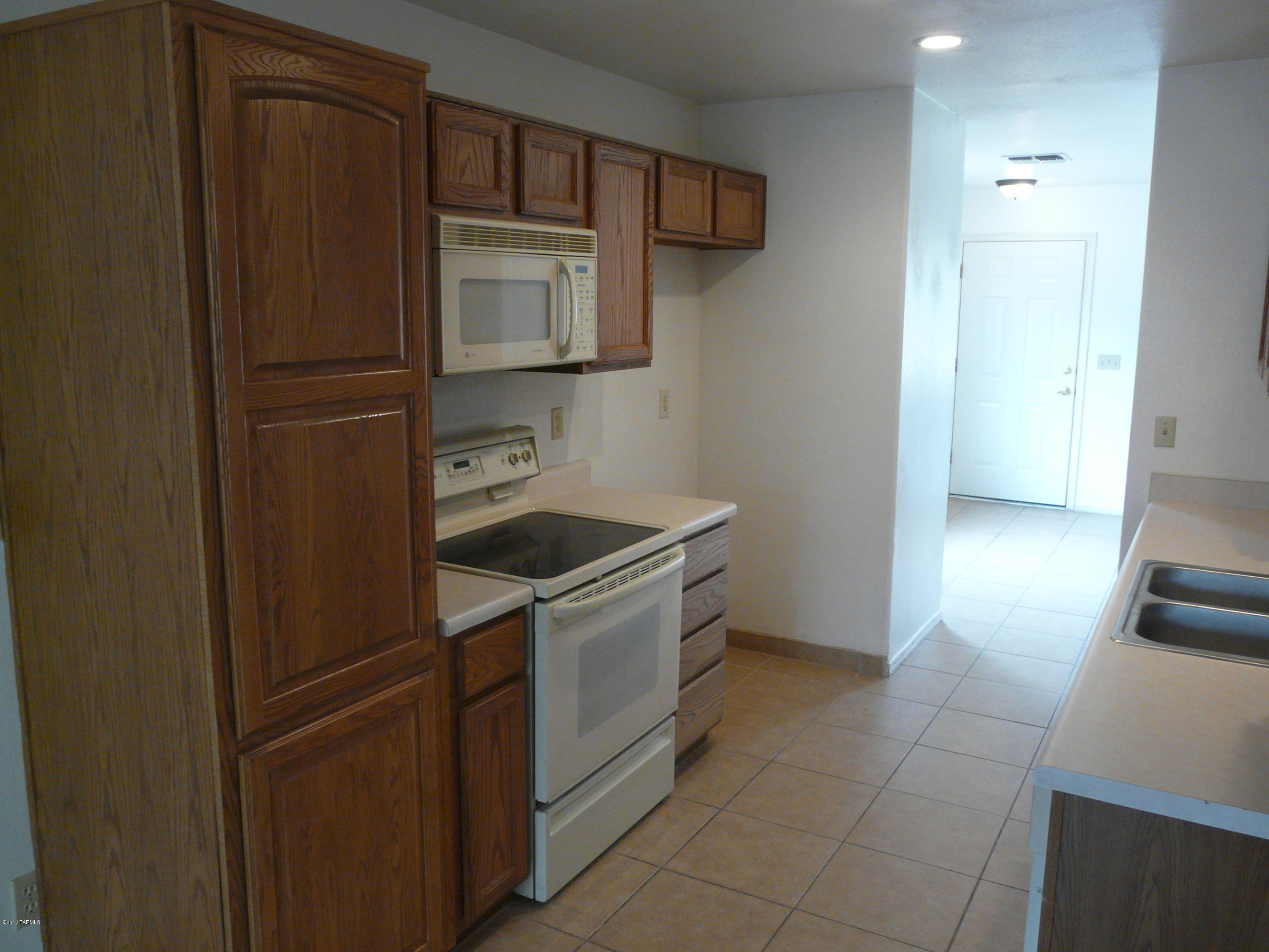 Hacienda Del Oro (1-879) - Residential Lease