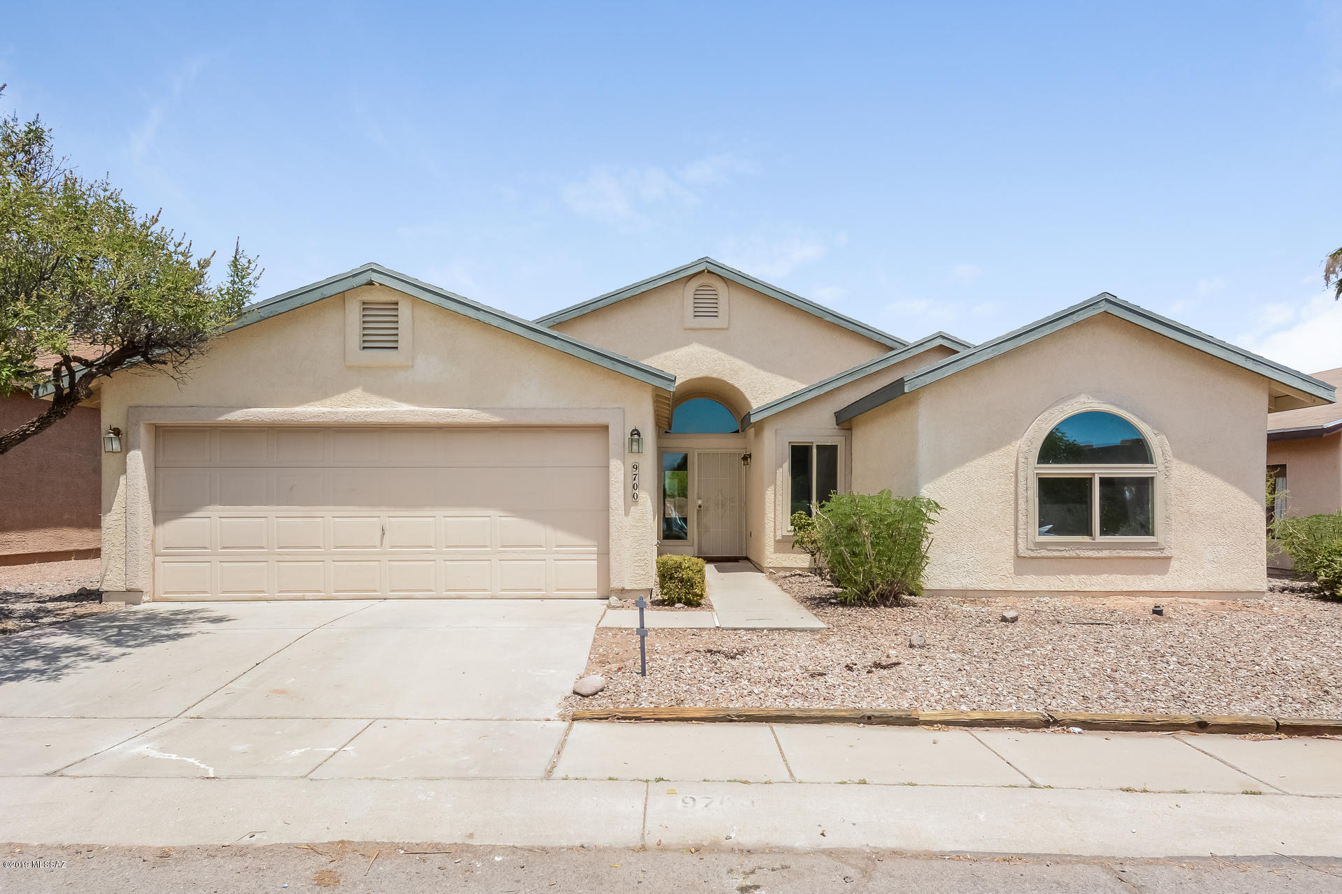 This Tucson one-story offers an in-ground pool, a fireplace, a kitchen breakfast bar, kitchen pantry, master bathroom dual sinks, and a two-car garage.