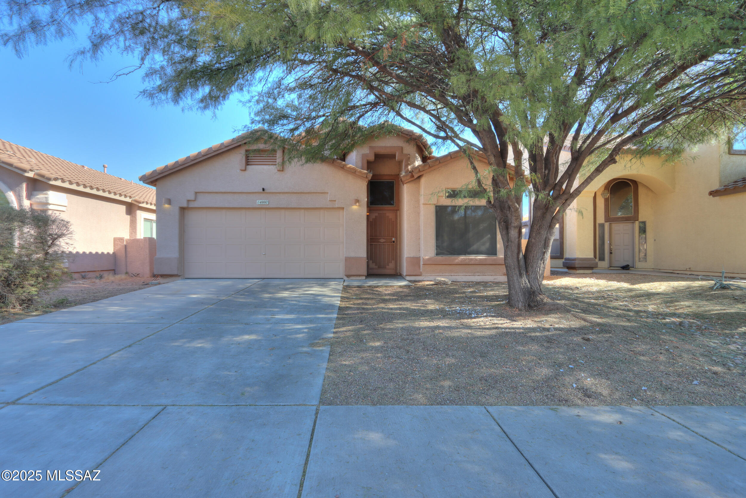 Recently updated  home located in the master planned community of Rancho Sahuarita known for its parks, trails, paths, lake, pools, fitness center, and community. Walking distance to Sahuarita Lake where you can go fishing or simply enjoy the views. This Summit floor plan home has a large owner's suite with walk-in closet; ceramic plank flooring throughout; Jack & Jill bathroom w/skylight! Arched doorways & the vaulted ceilings create a charming open floor plan. Just 30 minutes to downtown Tucson makes for a great home & location.