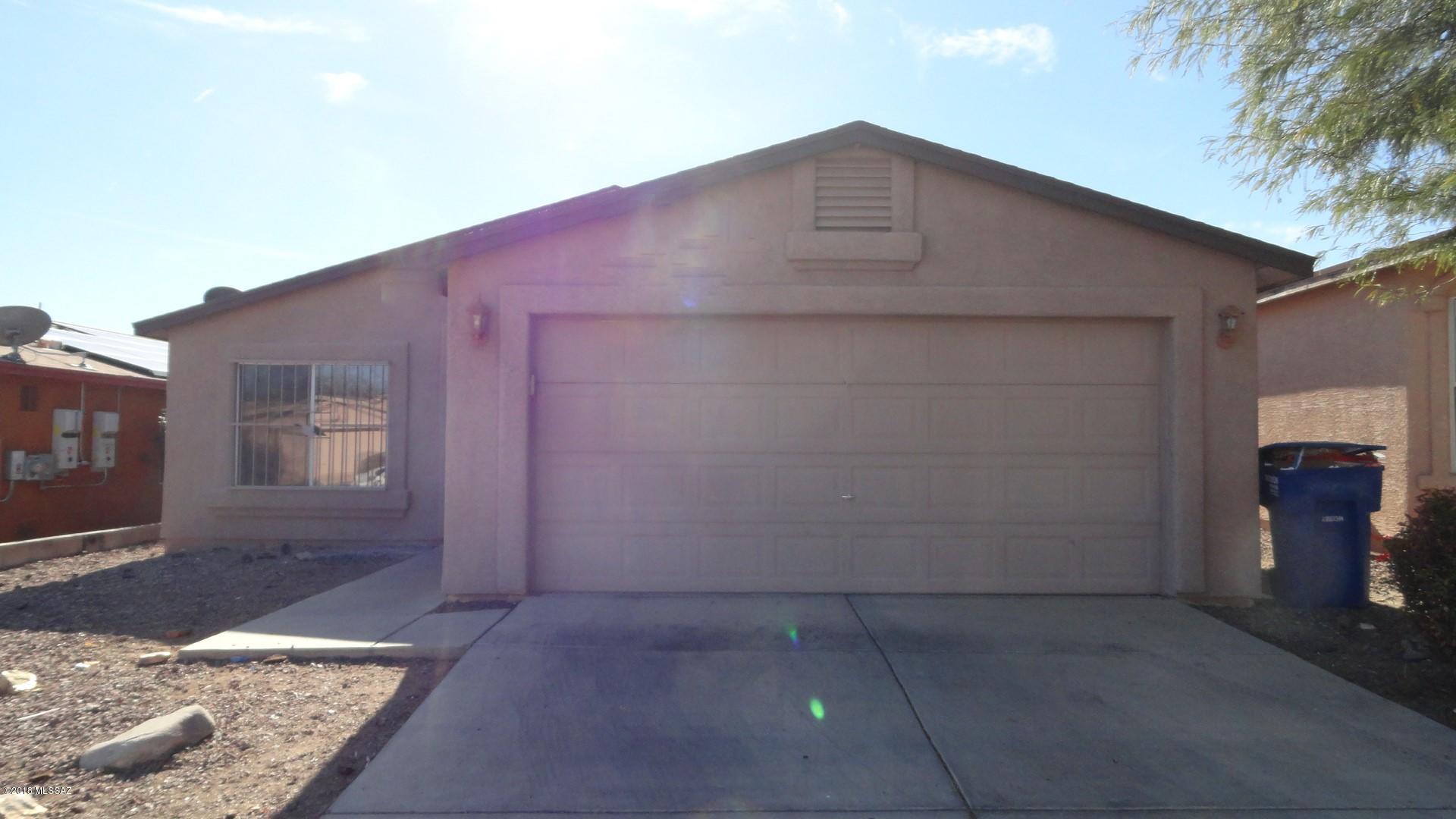Best Gem Show BUY you'll find.  Fresh paint, Tile throughout, newer stainless steel appliances.  Only thing missing if YOU!!! WILL GO FAST!!! PRICED TO SELL!!