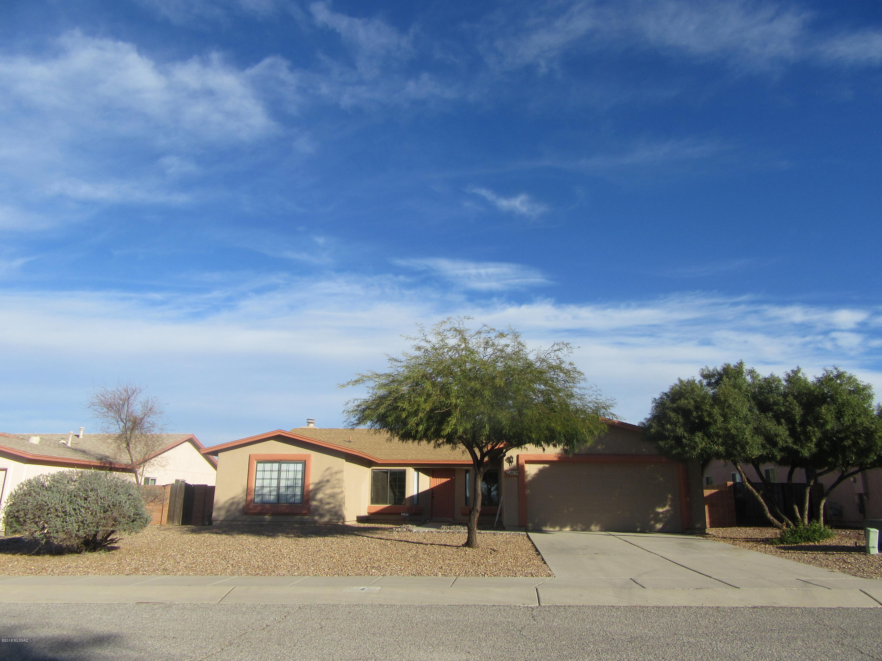 You can just move in to this wonderful home. & split bedroom plan.  Many extras; tile floors in living room, dining area, kitchen, family room and baths.  Granite counter tops, cozy fireplace, walk in closet,
pantry, light/fans in all the bedrooms & family room, and new hot water heater. Home backs to common area with views and a neighborhood park!
