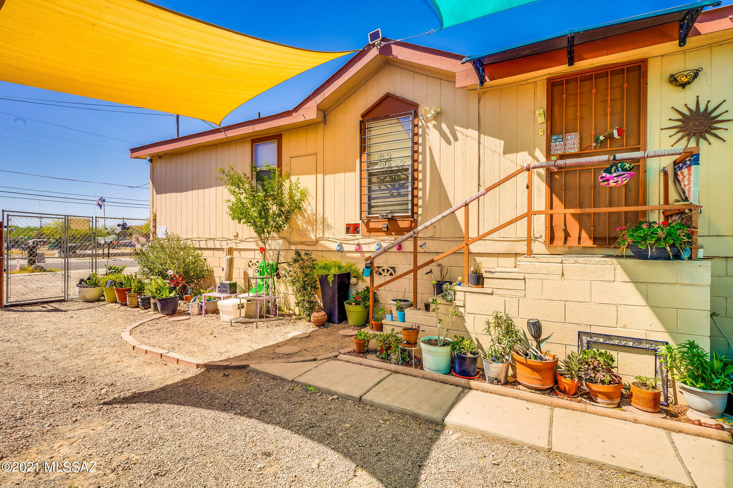 This spacious 2 bedroom 2 bath home conveniently located less than a mile west of
I 10/freeway. Enough room for a workshop area and enjoyment of outdoor activities. This
home offers the best of both worlds with proximity to shopping and quietness.