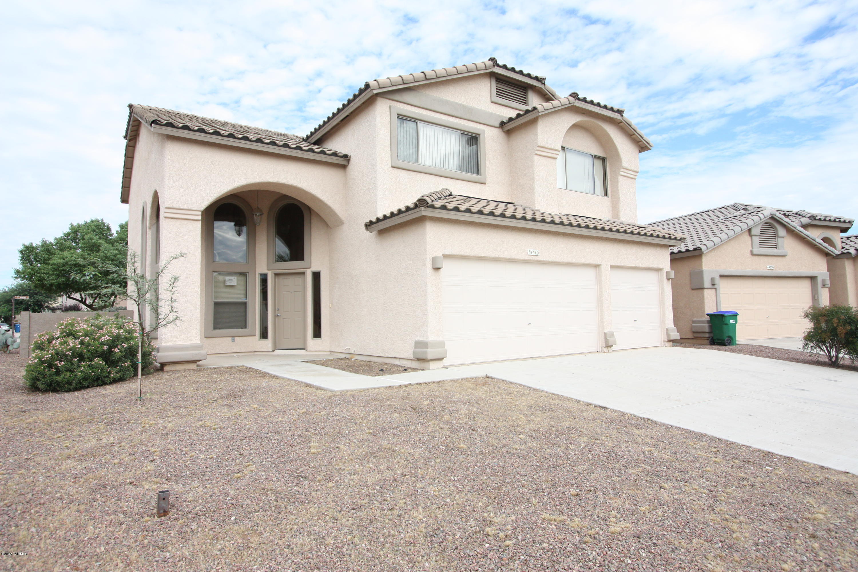 Gorgeous 2 story home located in popular Rancho Sahuarita community.