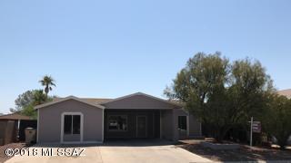 Completely renovated throughout, newer roof, new paint inside and out! gorgeous tile throughout, huge back yard, split bedroom plan, close to shopping.
**NO HOA!!