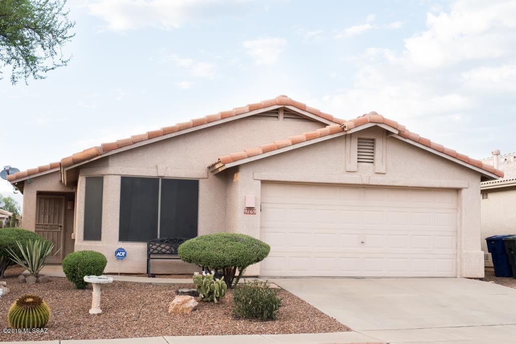 Range Price Listing!! Seller will entertain offers from $199,900 to $204,900. Well Maintained Contemporary & Cozy 3 bed/2 bath home with great curb appeal in sought after neighborhood. Open Kitchen with pantry, plenty of cabinet space and Dining/Kitchen Eat-in area. Vaulted ceilings in Living Room and Kitchen. Popular Split Bedroom floor plan.  Spacious Master Bedroom. Master Bath w/ dual sinks, a vanity, large walk-in closet, shower and private toilet area. Custom tile in Kitchen, dining area , hallway and bathrooms. Carpet in Bedrooms and Living Room. Lushly Landscaped backyard to include Flagstone and covered patio.  Plenty of room to entertain!! Ceiling Fans Throughout!!  Newer Water Heater!! Close to Transportation, Rolling Hills Golf Course, Shopping and Dining!! A Must See!!
