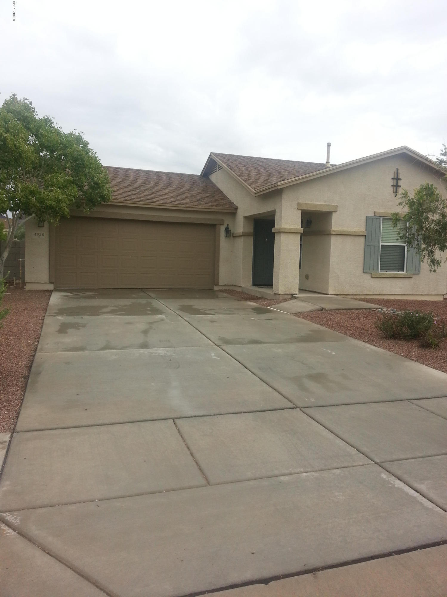 Light and bright 2br/2ba with lots of tile and carpet in bedrooms. Includes washer/dryer, refrigerator, microwave.  Alarm system, fenced backyard, covered patio and 2 car garage.  Please call for appointment to view 520-241-2229