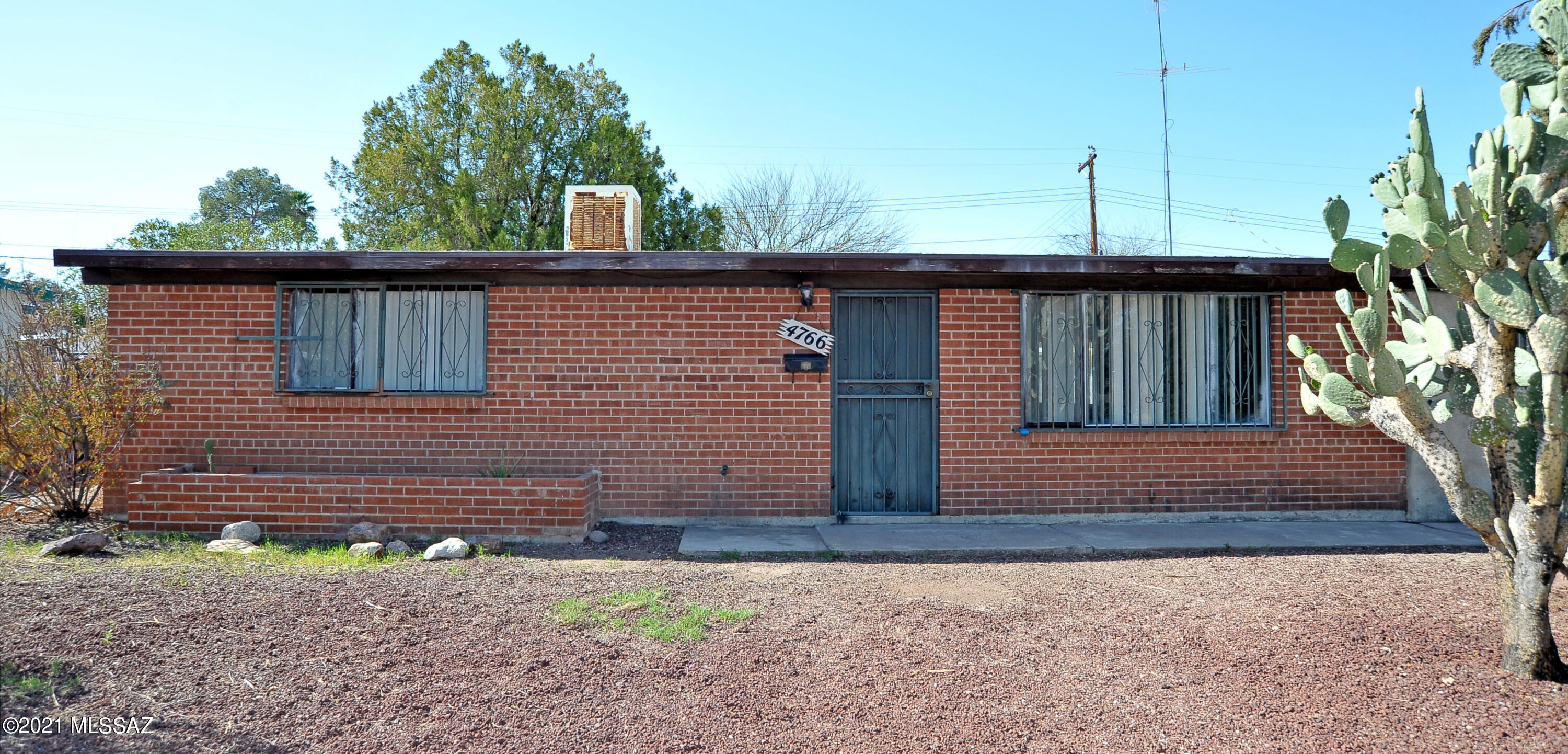 This home has a ton of potential. Great floorplan, colored concrete floors.  Home office or den. 
Kitchen has a range, vent hood and refrigerator. The bathroom has tile surround, pedestal sink and spray faucet.  Air conditioning, ceiling fans and window coverings.  Large rear yard, covered patio, laundry room and a fenced yard.
