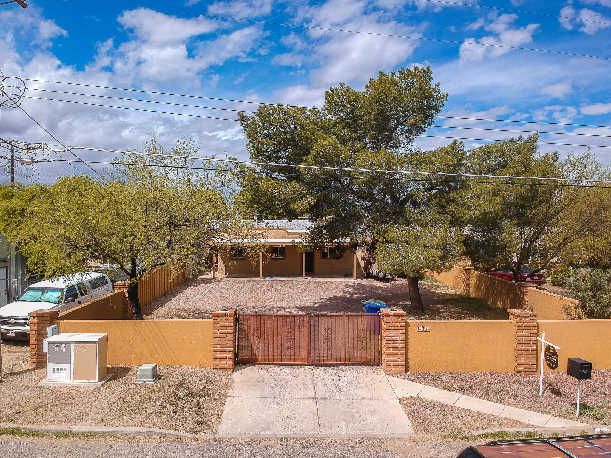 PRICED TO SELL FAST!!! MIDTOWN CLOSE TO U OF A AND SHOPPING, SCHOOLS, RESTAURANTS. MINUTES TO GET TO ANY PART OF TUCSON. NICELY UPDATED, AND FULL BLOCK WALL WITH SECURITY GATE AS WELL. THIS IS A R-2 LOT WHICH WILL ALLOW FOR ANOTHER DWELLING ON THE SAME LOT! THE POSSIBILITIES ARE ENDLESS! MAKE YOUR APPOINTMENT TO SEE THIS HOME TODAY!