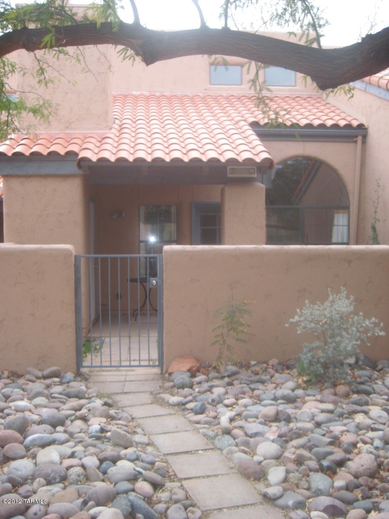 Fabulous 2bdr (loft)/1ba townhome in Ventana De Sabino! Community pool, spa and tennis! Stainless steel appliances, saltillo tile flooring. Pet friendly with a gated courtyard entrance and small yard w/covered patio. Open/bright living room w/fireplace, split bedroom floorplan w/loft and bedroom upstairs.
