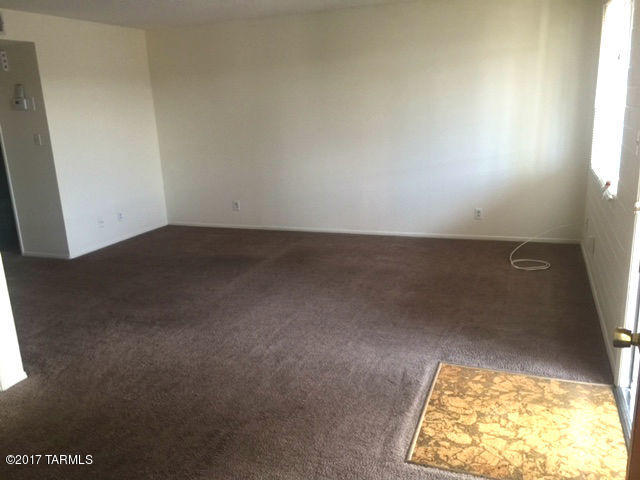 Spacious 1 bedroom condo located in a quiet well kept community.Conveniently located in central Tucson.Close to restaurants, transportation, U of A & shopping.