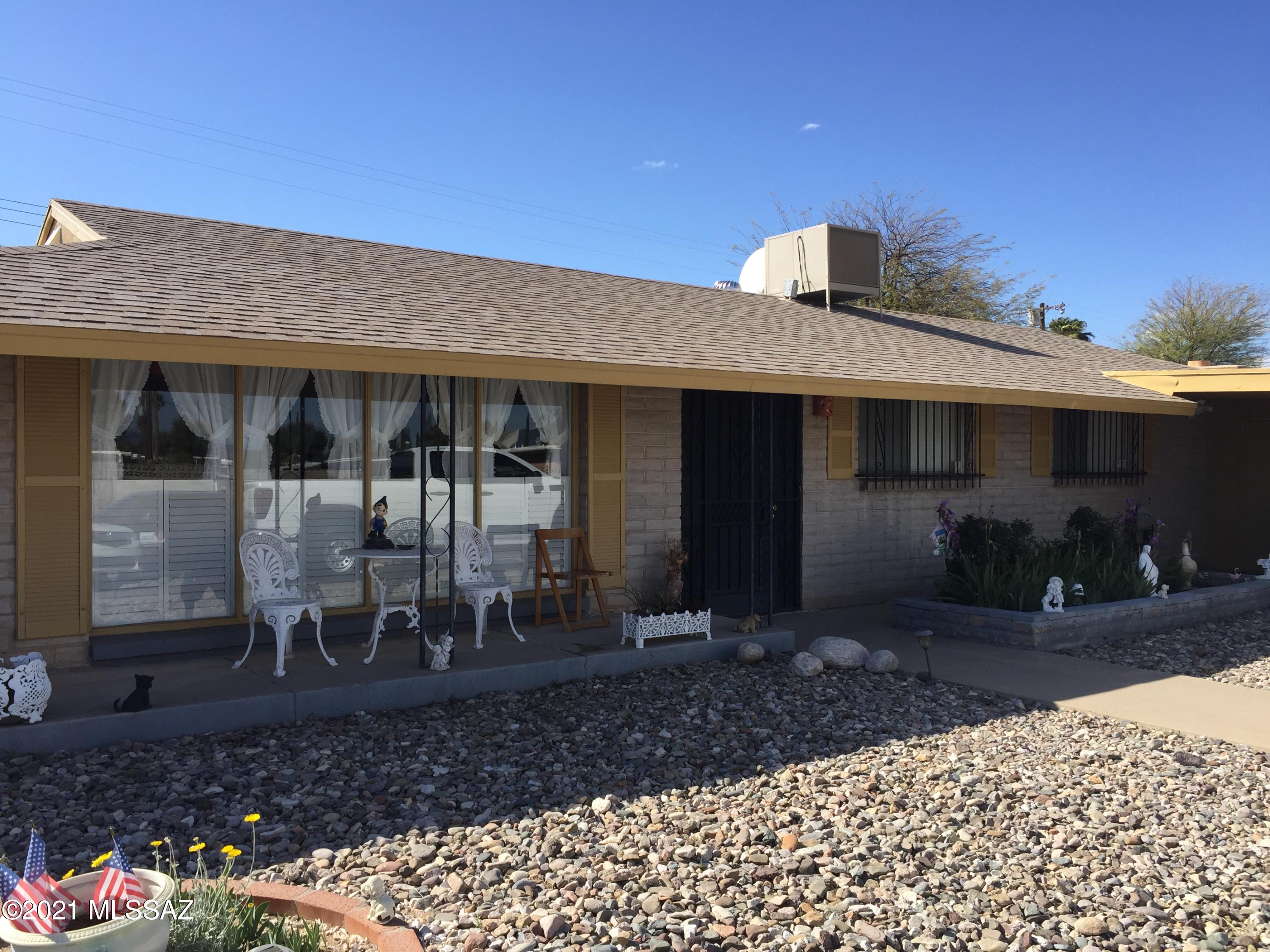 Super sharp well maintained slump block 3 bedroom 2 bathroom home on nicely landscaped lot. Open floor plan with separate family room. Roof is 5 years old. New water heater. Enjoy mountain views while relaxing on the front porch. Concrete driveway has room for 5 additional cars.