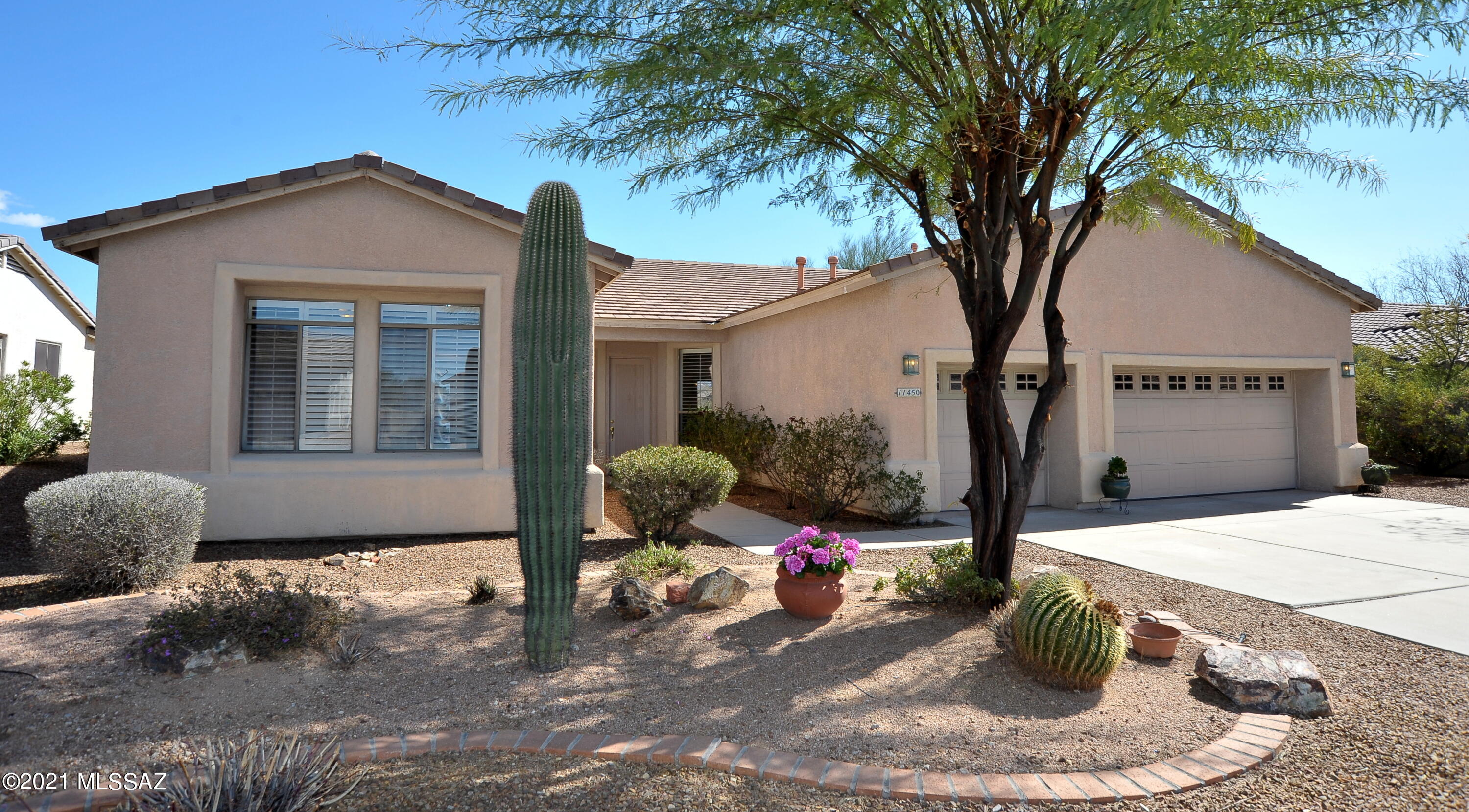 Fabulous Catalina Mountain views abound from this spacious 2,930 sf, 4 Br, den, 3 Ba split bedroom floor plan home. Huge, pool sized, half acre lot  with east facing patio overlooking desert common area. Large kitchen opens to family room with picture perfect mountain views and corner gas fireplace. Lots of shutters. Jack and Jill bath between two front bedrooms.  Storage galore including massive owners suite closet, extra storage in hall bath room. walk in pantry and garage cabinets. Lemon, orange and grapefruit trees. Ideal Oro Valley location surrounded by walking/biking paths, close to schools, shopping and dining. Don't miss this one!