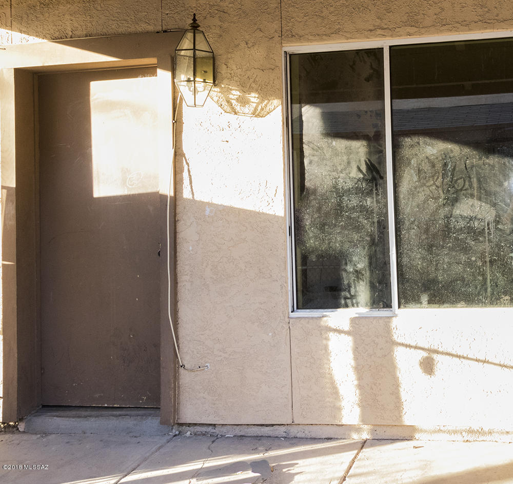 Located close to Schools, shopping, public transportation, and entertainment.    Comfortable   2 bedroom - 1 bath with a small yard.