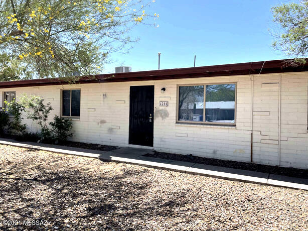 Middle unit in a quiet complex of 6 units. Coin laundry on site. Ample off street parking. Water, sewer, and trash are included in the rent. Includes AC. Good Credit, Background and Income required. All Pets Must be Preapproved with Extra Security Deposit. Call For Appointment