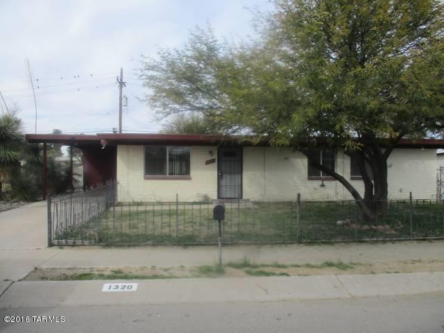 Great starter home with in ground pool & cool decking.  Fresh paint, new kitchen counters, bath vanities and new carpet throughout.  Only finishing touches to make this your dream home.  Schools, Children  Memorial Park and shopping are near by.  Bonus Arizona room for den or play area.  Large fenced yard.