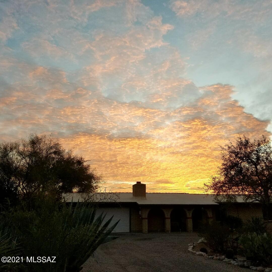 Sellers will accept offers and counteroffers for a beautiful 3bd/2ba 1593 sqft home with breathtaking mountain, sunrise, sunset, and panoramic views in the Catalina Foothills.

Great layout, granite kitchen countertops, great flooring with NO interior steps; home is on above-average size lot w/ lots of space for enhancements to the property.  

Come see this super cute gem--hurry! It'll go quickly!