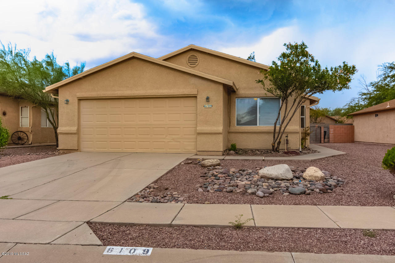 Gorgeous Move In Ready Home that has been remodeled. New paint inside and out. New Stainless Steel Appliances. Beautiful neutral tile for
easy care. 3 bedrooms plus den that could easily be converted to 4th bedroom. Open kitchen with plenty of counter and cabinet space. Nice
sized private backyard. Great location close to everything. Work has all been done-all you have to do is unpack and enjoy your new home.