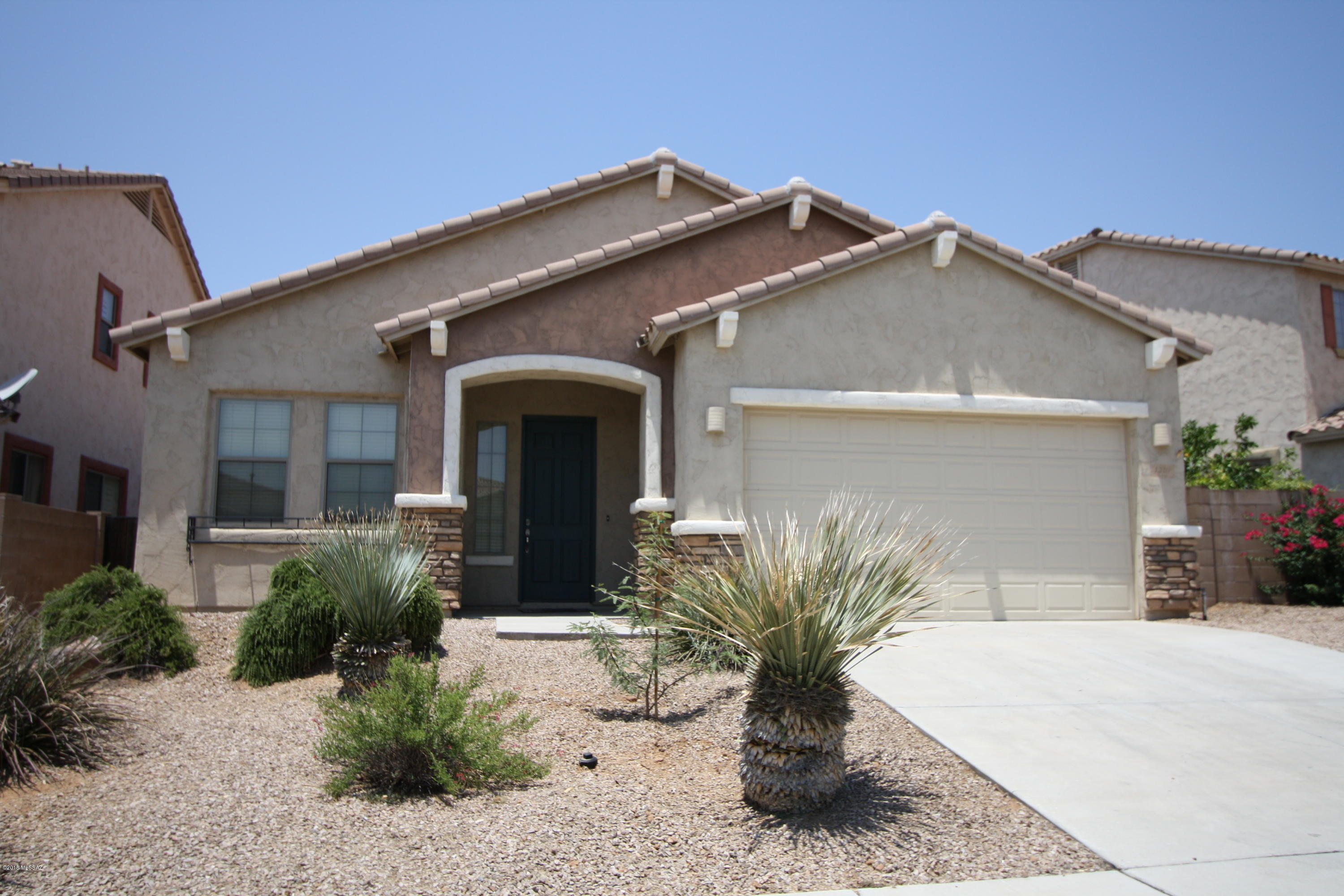 Located in the heart of Oro Valley this 3bdr/2ba w/Den offers spacious Greatroom, beautiful kitchen w/granite counters, center island w/seating, loads of cabinet/counter space!
Master bedroom w/ensuite has dual vanity, garden tub and walk-in shower.
Split bedroom floorplan, two car garage and covered patio.