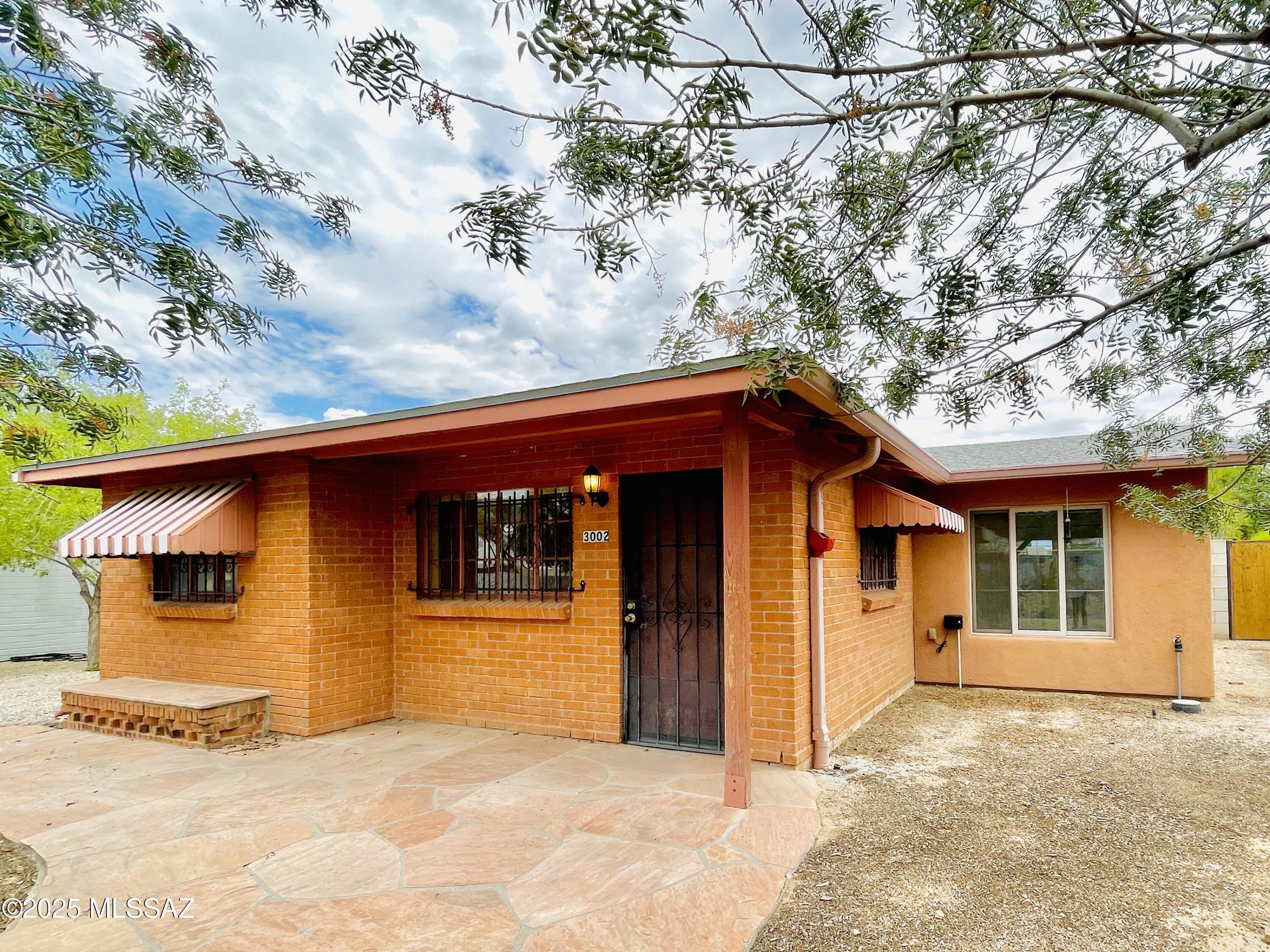 Located minutes to shopping, restaurants and Brandi Fenton Memorial Park, this 3bdr 2/ba home features a primary bedroom w/walk-in closet, living room off kitchen and family room/dining room.
Spacious front and back yard w/covered patio invites you to relax w/fantastic desert mural. **EMS Realty represents the Landlord only on this listing.**