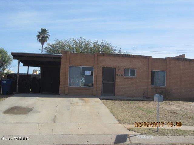 Bring your ideas to this one. This is really affordable living with a yard for kids or pets. Open and spacious floor plan with an eat in kitchen. 2 nice sized bedrooms with 1 full bath. This is an older townhome community that has no HOA. This home has a really convenient location for bus lines and shopping and dining. Nice sized fenced back yard plus a 1 car attached carport with a separate laundry room behind the carport.