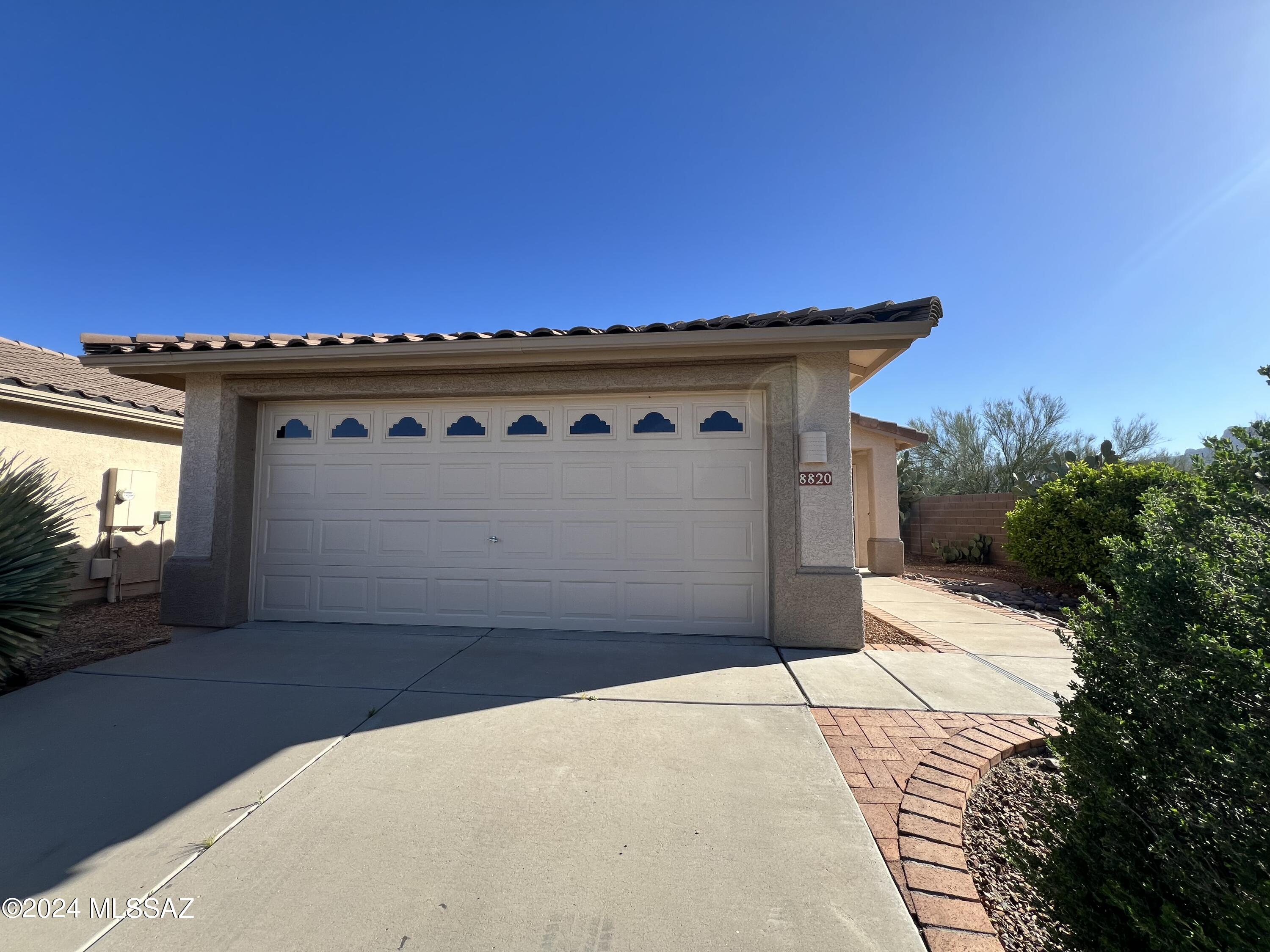 Fabulous NW location minutes to shopping, restaurants, hospital, parks, bike trail and more!
2bdr/2ba home w/screed patio, fenced backyard and mountain views!
Located on a cul-de-sac w/community park.
Tile throughout, two garage and all appliances.   .EMS REALTY REPRESENTS THE LANDLORD ONLY ON THIS LISTING.