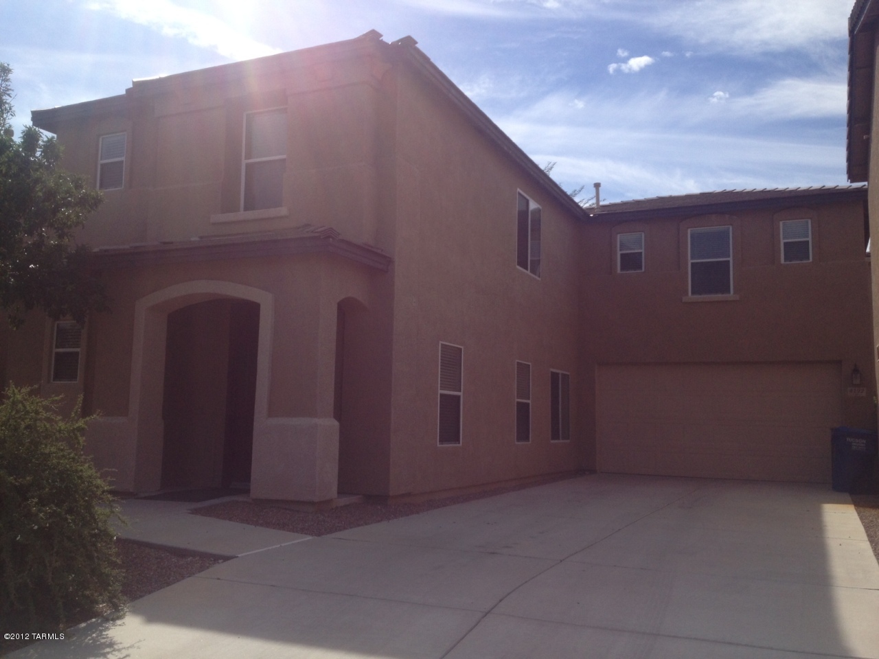 IN THE HEART OF TUCSON- Contemporary 3br/2.5ba with open loft, 2 story home with roomy floor plan! Spacious living room with open kitchen with
island for lots of counter space. Upstairs loft is ideal for office/den. Close to everything!