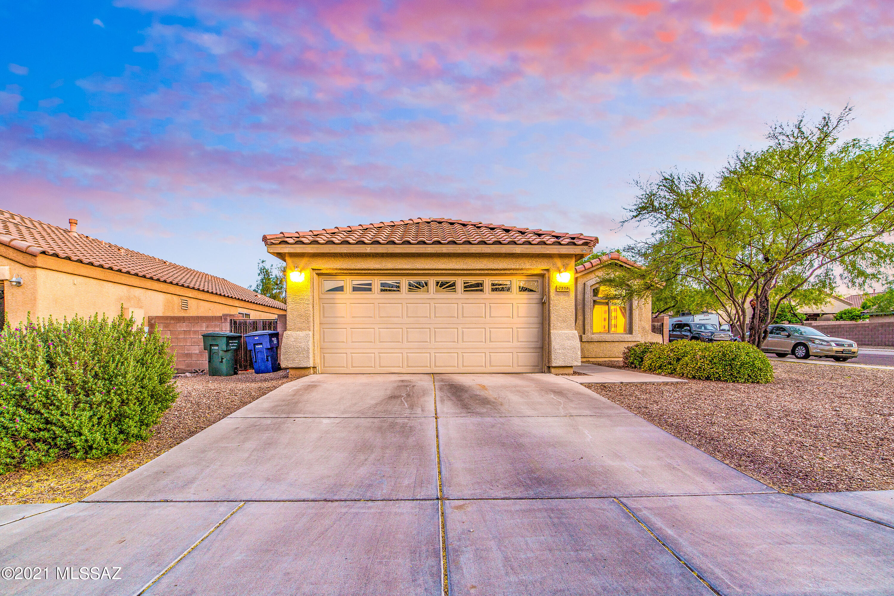 Range priced, $255,000-$265,000. Don't miss this move in ready, corner-lot home in the Vail School District! It has a spacious open concept and split-bedroom floorplan, vaulted ceilings, and ceiling fans in every room. Stainless steel appliances are only 1 year old! Park and playground are only steps away from your front door. Minutes from Davis Monthan AFB, Raytheon, Pima Air and Space Museum, I-10. 
Come see it before its gone!