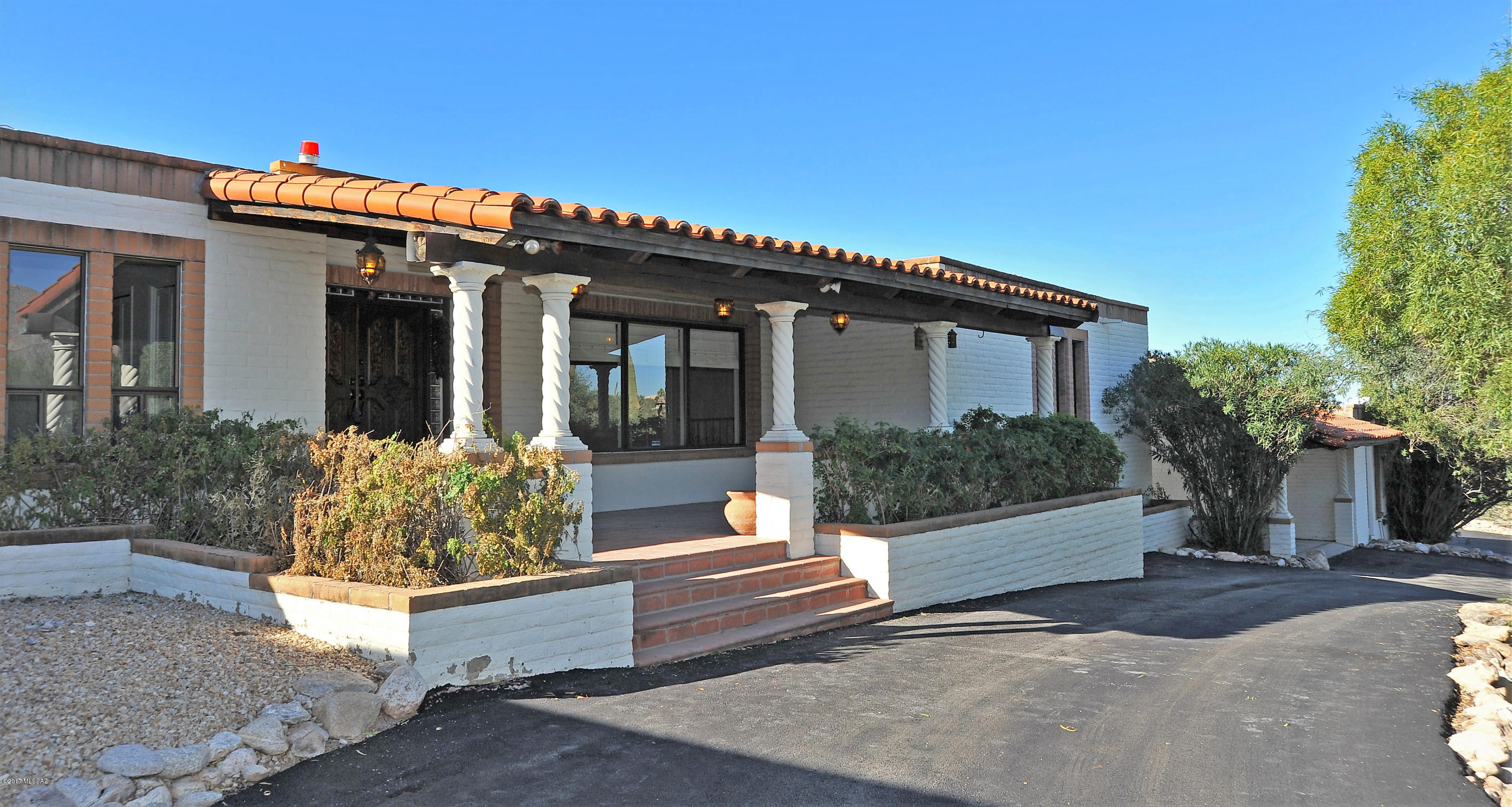 The living is easy in this impressive, generously proportioned territorial residence with Catalina Mountain views, located within the community
of Catalina Foothills Estates No.5.The floor plan encompasses 6 spacious bedrooms with plenty of room for study,sleep and storage;4 baths & almost 5,000 sqft of generous space to move about without losing that quaint, cozy atmosphere.The southwestern style Kitchen flows through to the Dining Room, Living Room & expansive
rear Patios.The Master Bedroom, complete with walk-in robe & en-suite, ensures parents have a private space where they can enjoy their Patio with an outdoor spa and Fireplace.Situated on 1.45 acres with ideal surrounding amenities; Guest House, putting green,swimming pool & spa.Perfect for a family or as a holiday retreat!
