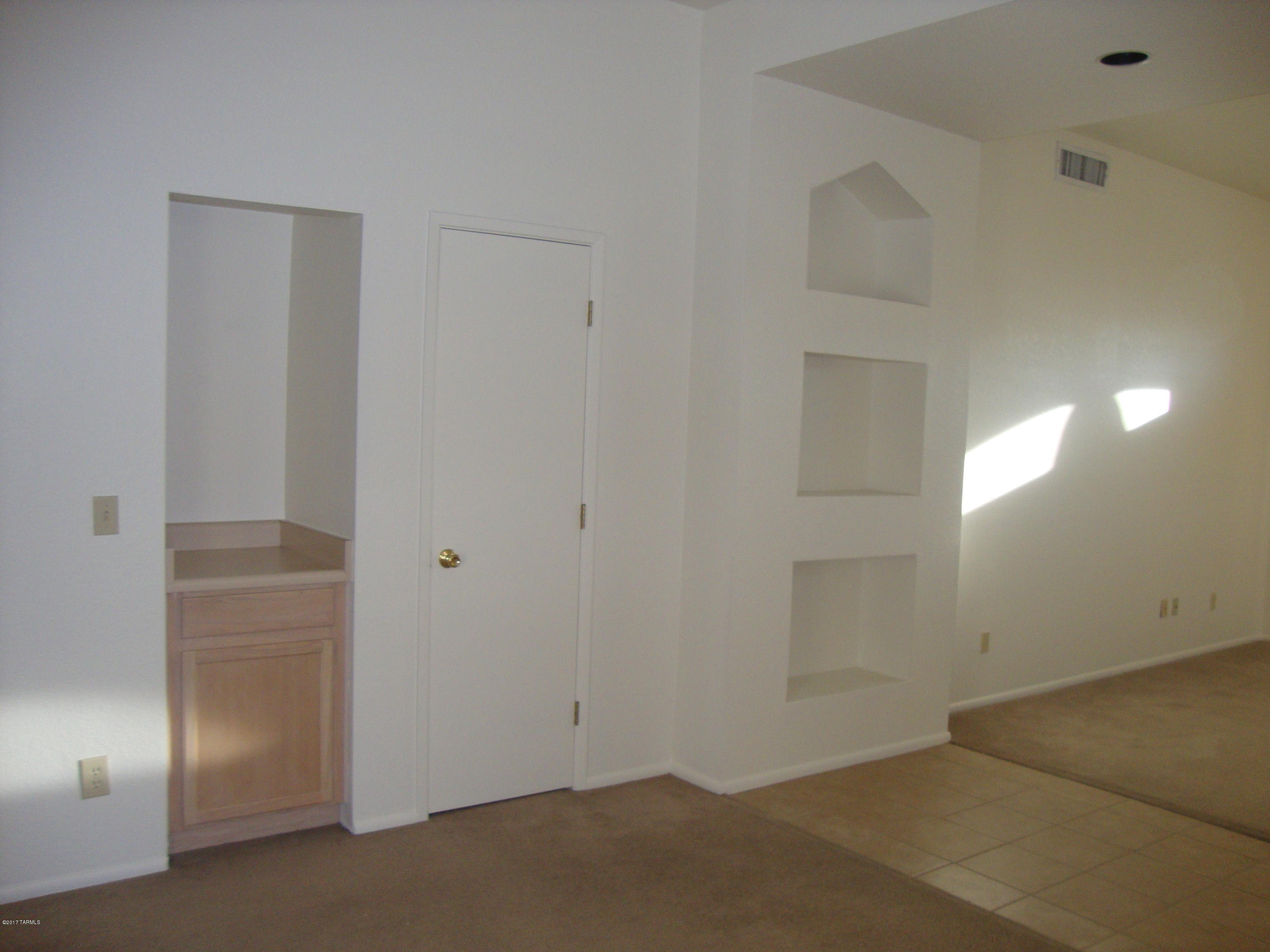 Hacienda Del Oro (1-78) - Residential Lease