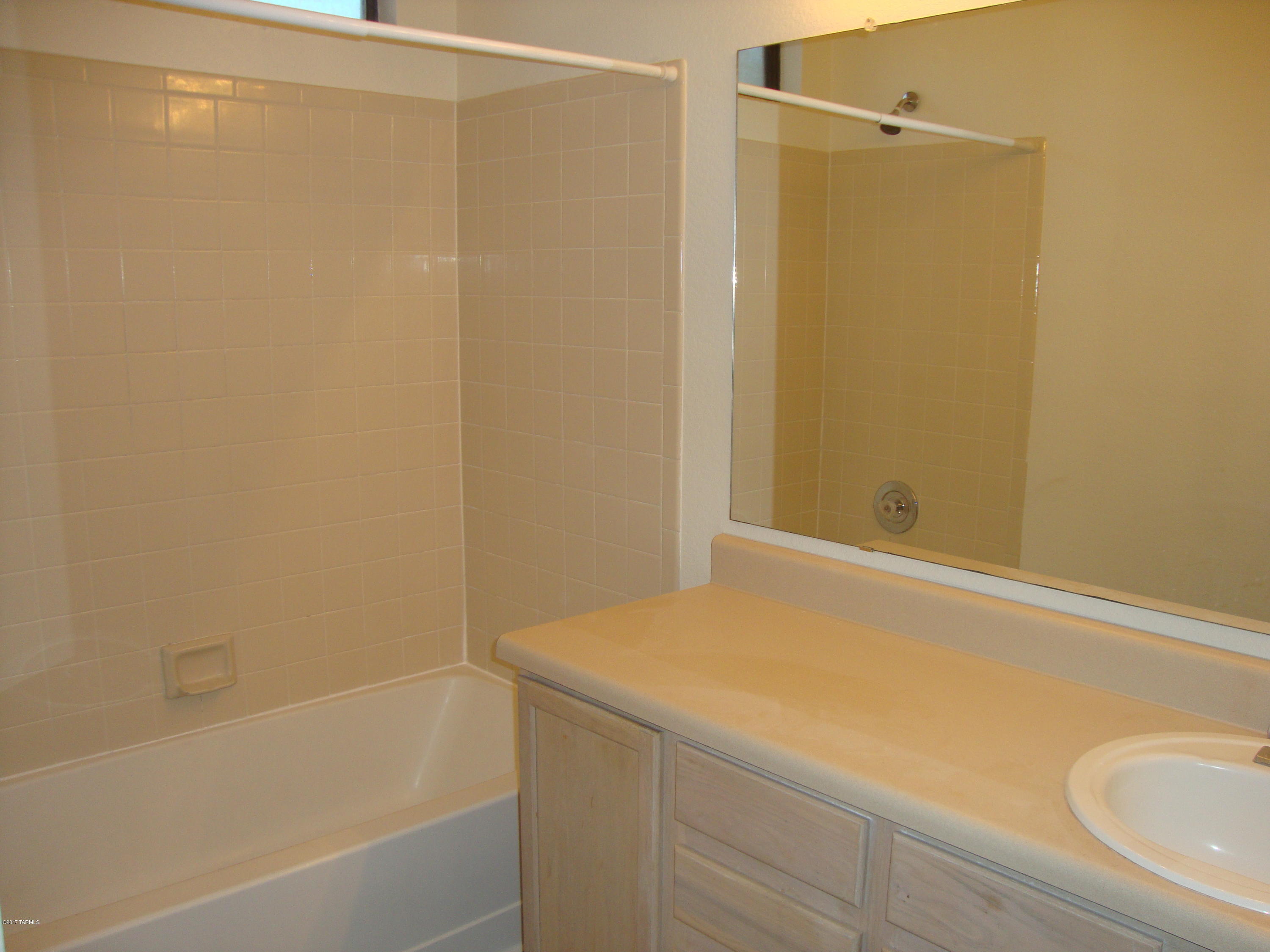 Hacienda Del Oro (1-78) - Residential Lease