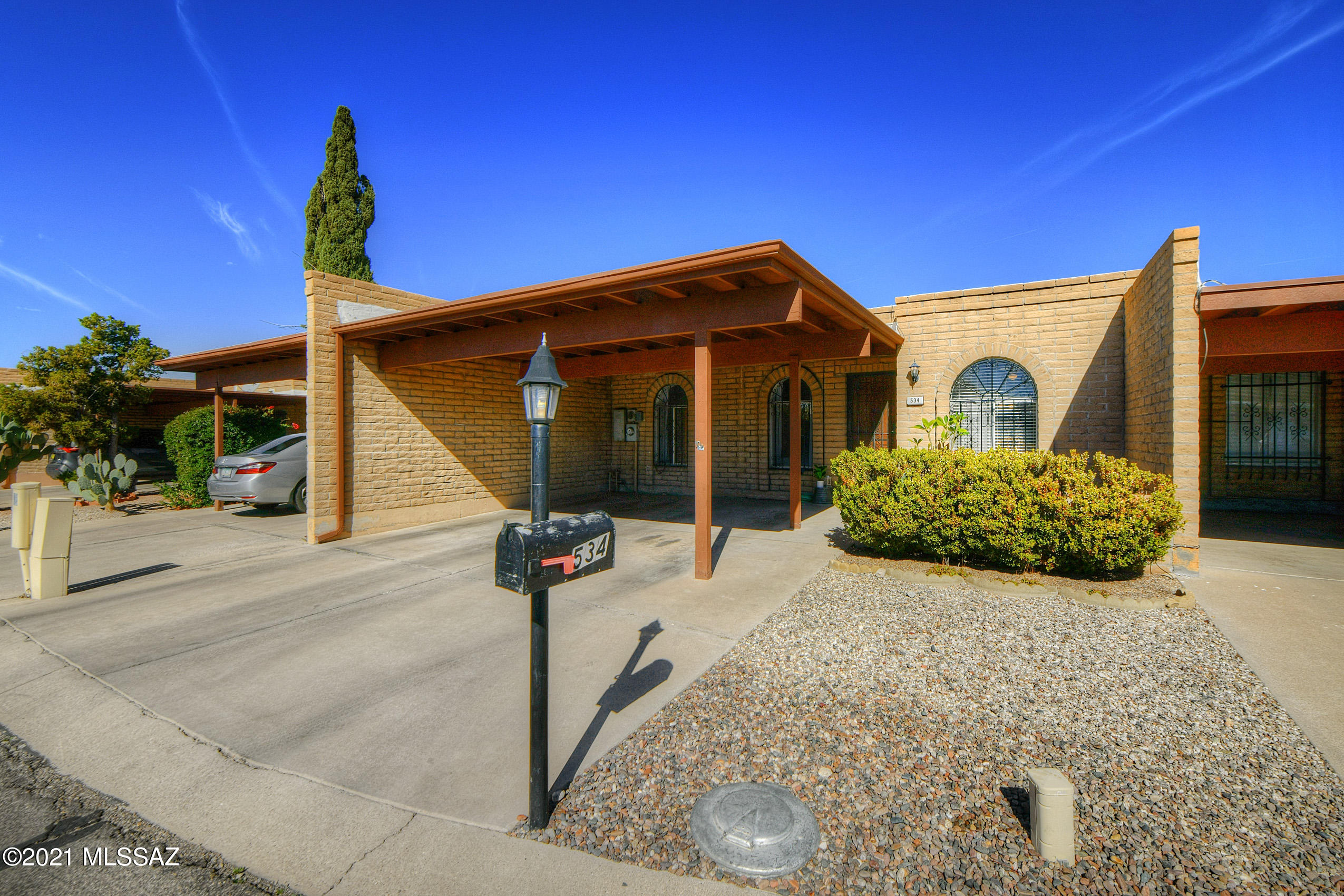 Wonderfully maintained town home in the highly desirable Villa La Estella Garden Townhouse community in NW Tucson. Spacious bedrooms, updated baths, private rear yard all convenient and close to shopping and mall.