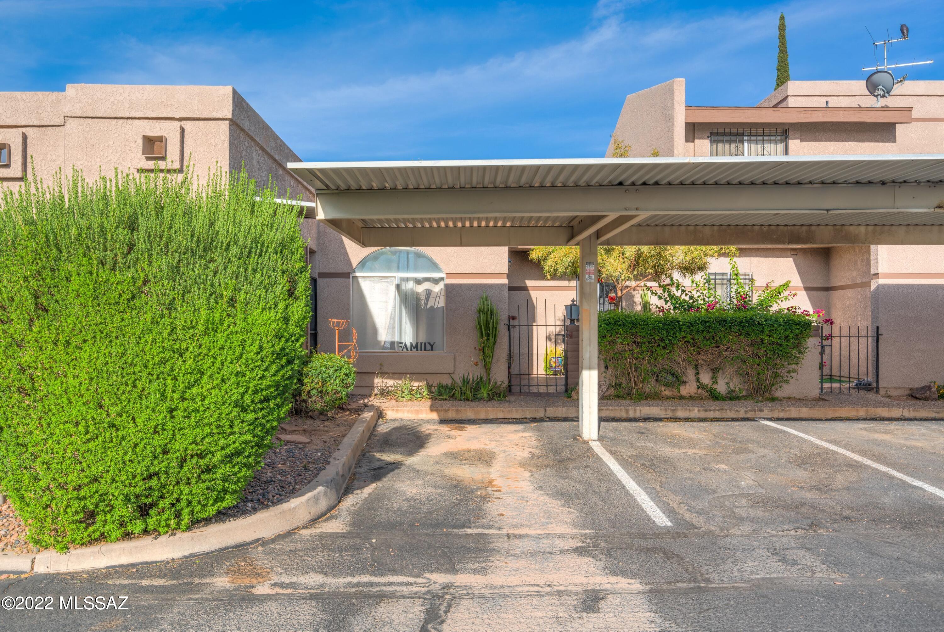 This 2bd 2 bath townhome is nestled in the heart of Tucson. Close to everything. deal Location For Bike Or Jog Path To U Of A Complex!