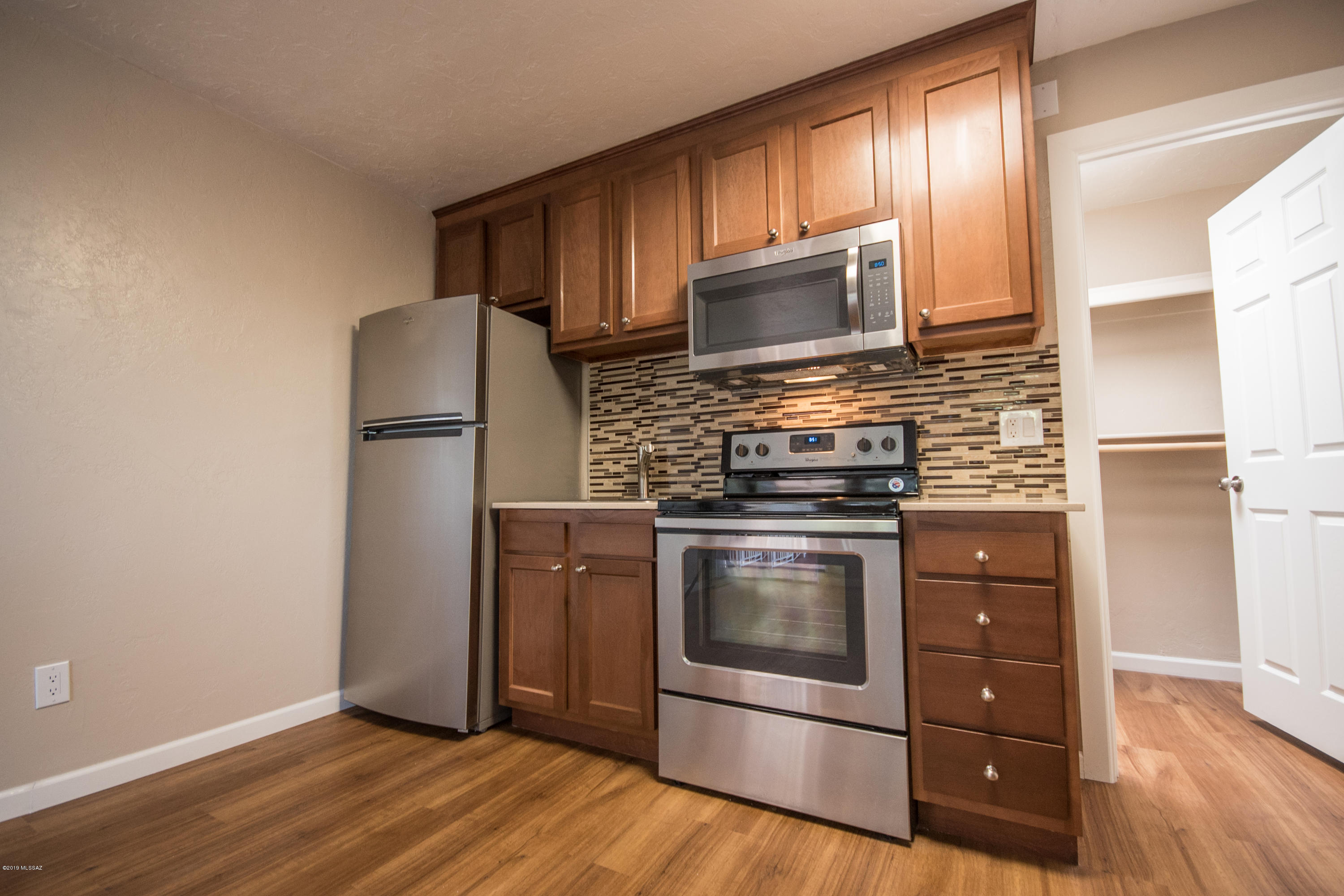 Beautiful studio unit with stainless steel appliances, Corian countertops, laminate wood flooring and thoughtful contemporary touches. Community laundry facility on site. Centrally located. Close to everything you need - including the
U of A, shopping, restaurants and much more! **Water, sewer and trash included**