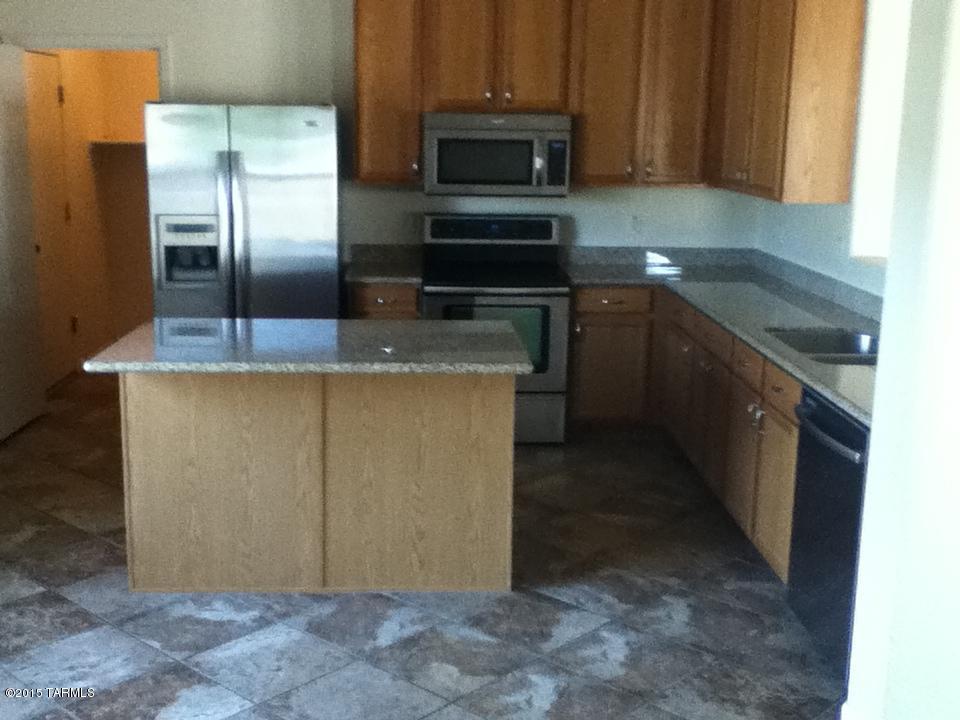 10131 N Blue Crossing Way. 3 bedroom 2 bath and a den. Tile floors in the common areas and carpet in the bedrooms. Granite counter tops with stainless steel appliances. Community Pool